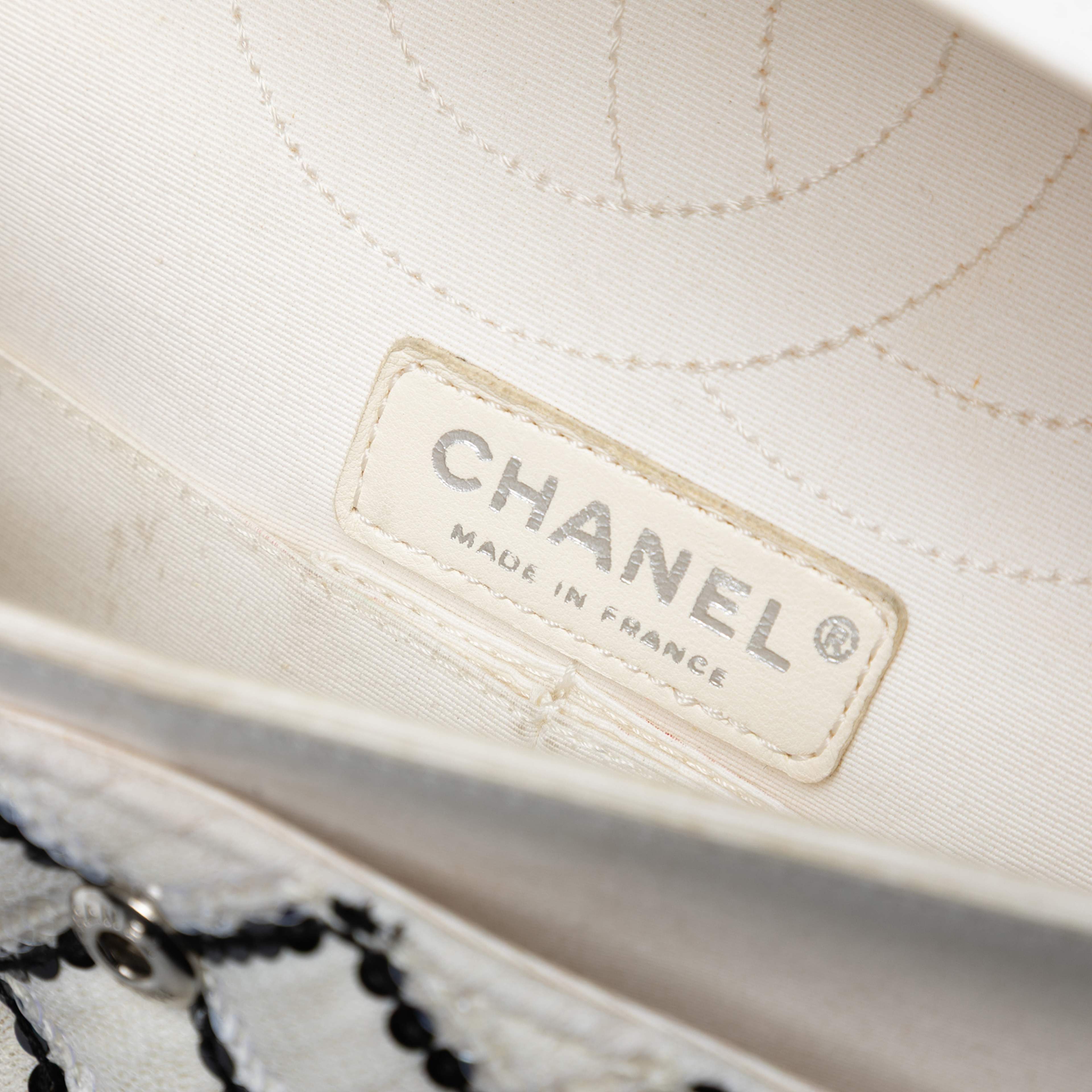 Chanel Reissue 2.55 Quilted Sequined Mesh Double Flap 225, från Luxclusif, i färgen white. Klicka för att öppna bilden i stort format