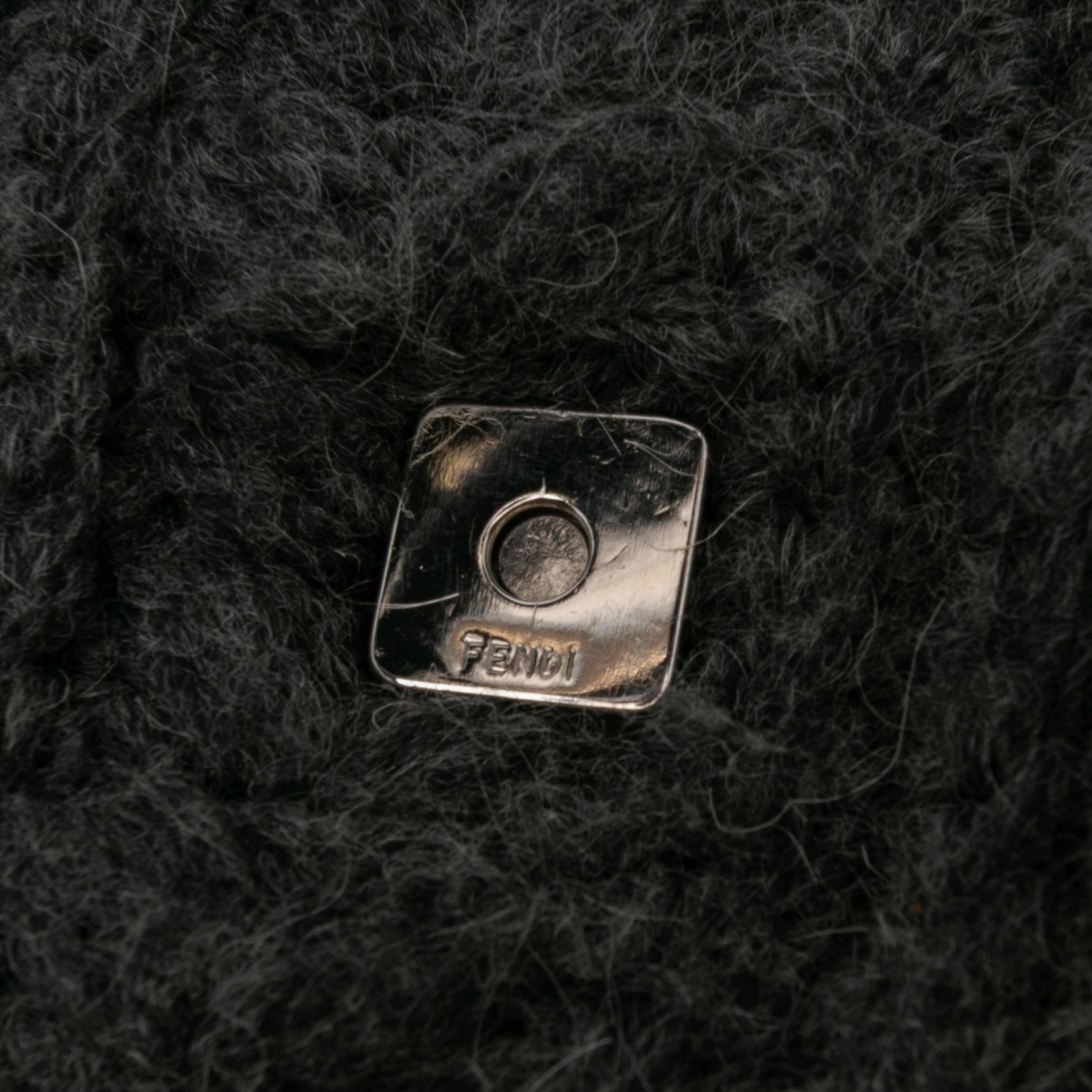Fendi Crochet Wool Mamma Forever, från Luxclusif, i färgen gray. Klicka för att öppna bilden i stort format