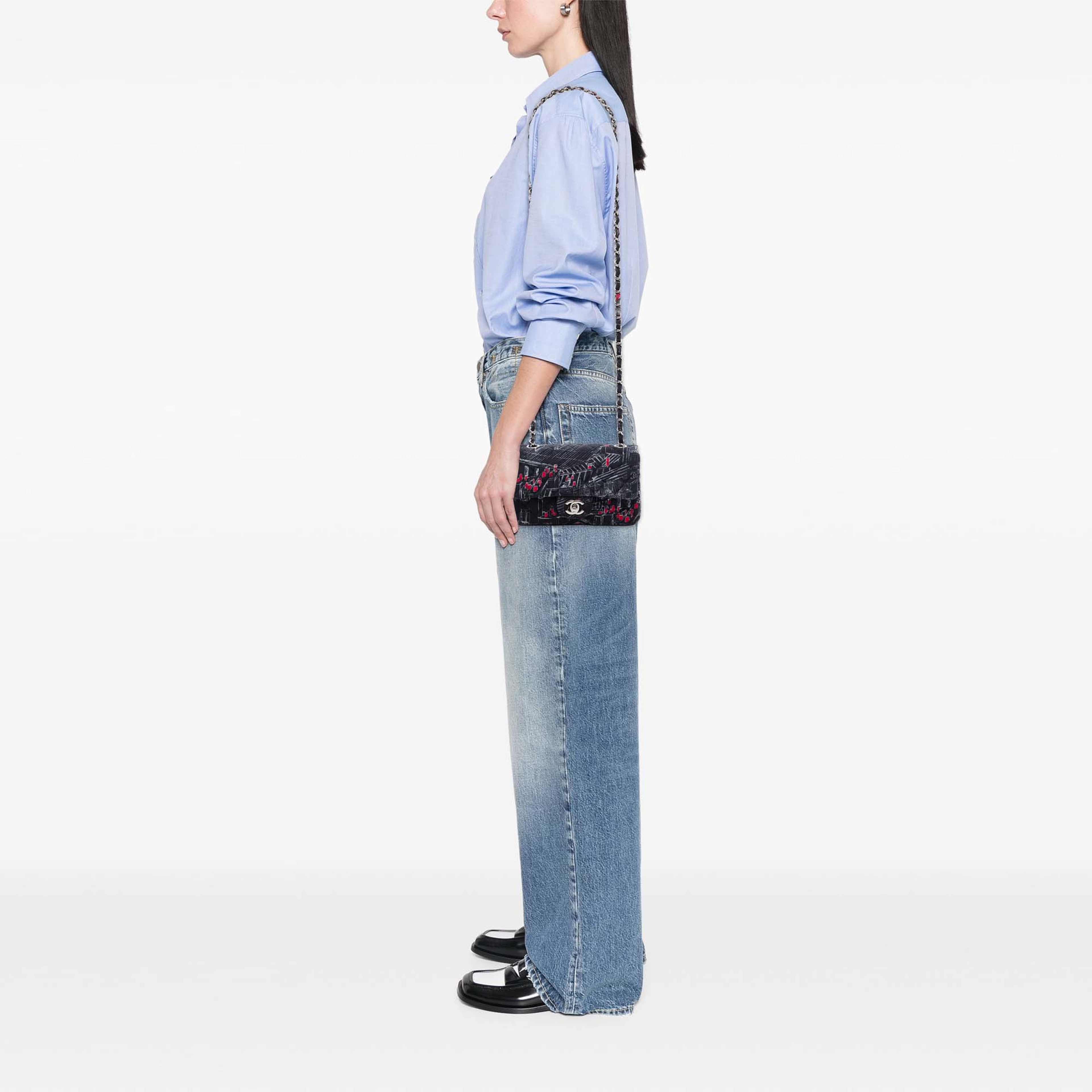 Chanel Mini Classic Canvas Parisian Rooftop Single Flap, från Luxclusif, i färgen svart. Klicka för att öppna bilden i stort format