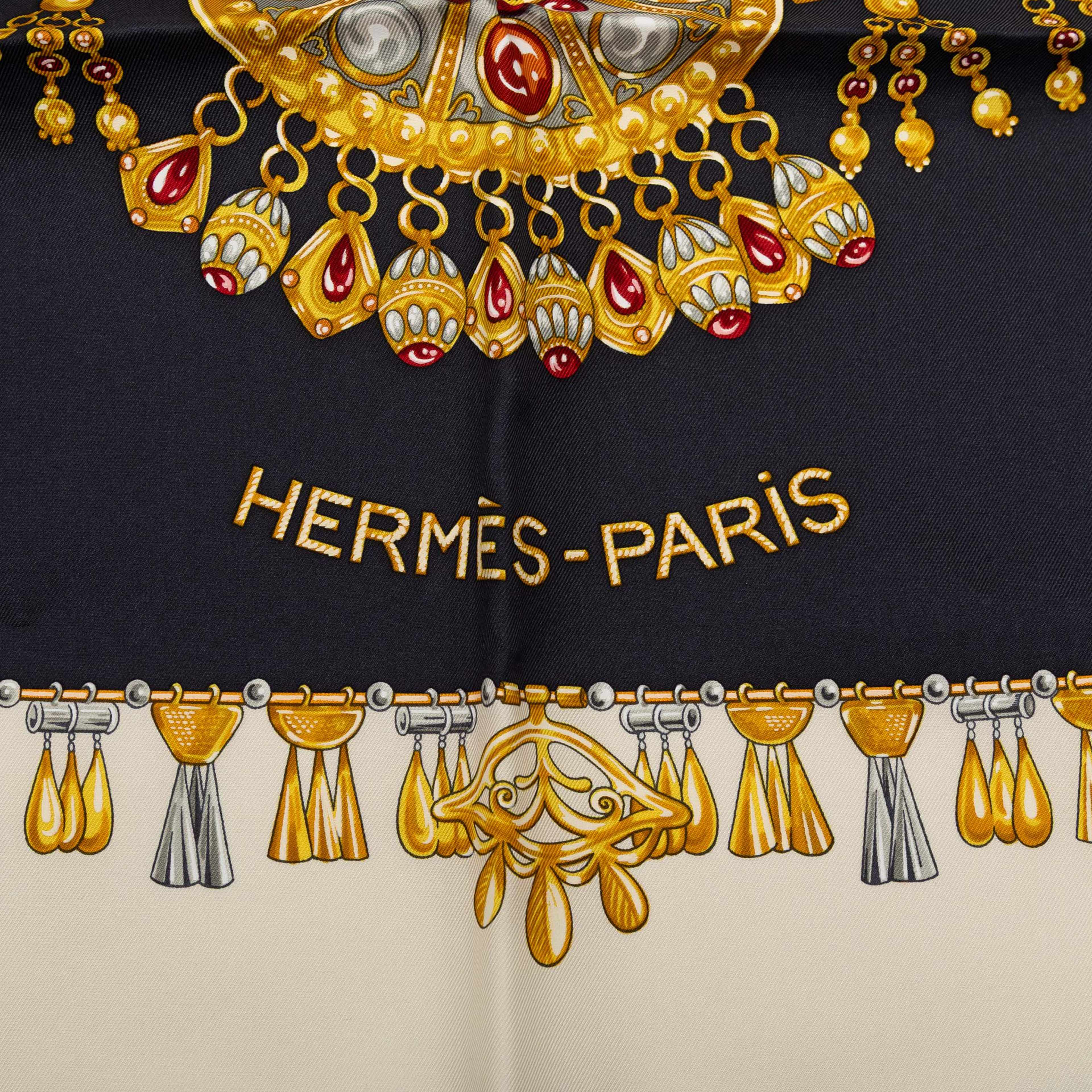 Hermès Parures Des Sables Silk Scarf, från Luxclusif, i färgen navy. Klicka för att öppna bilden i stort format