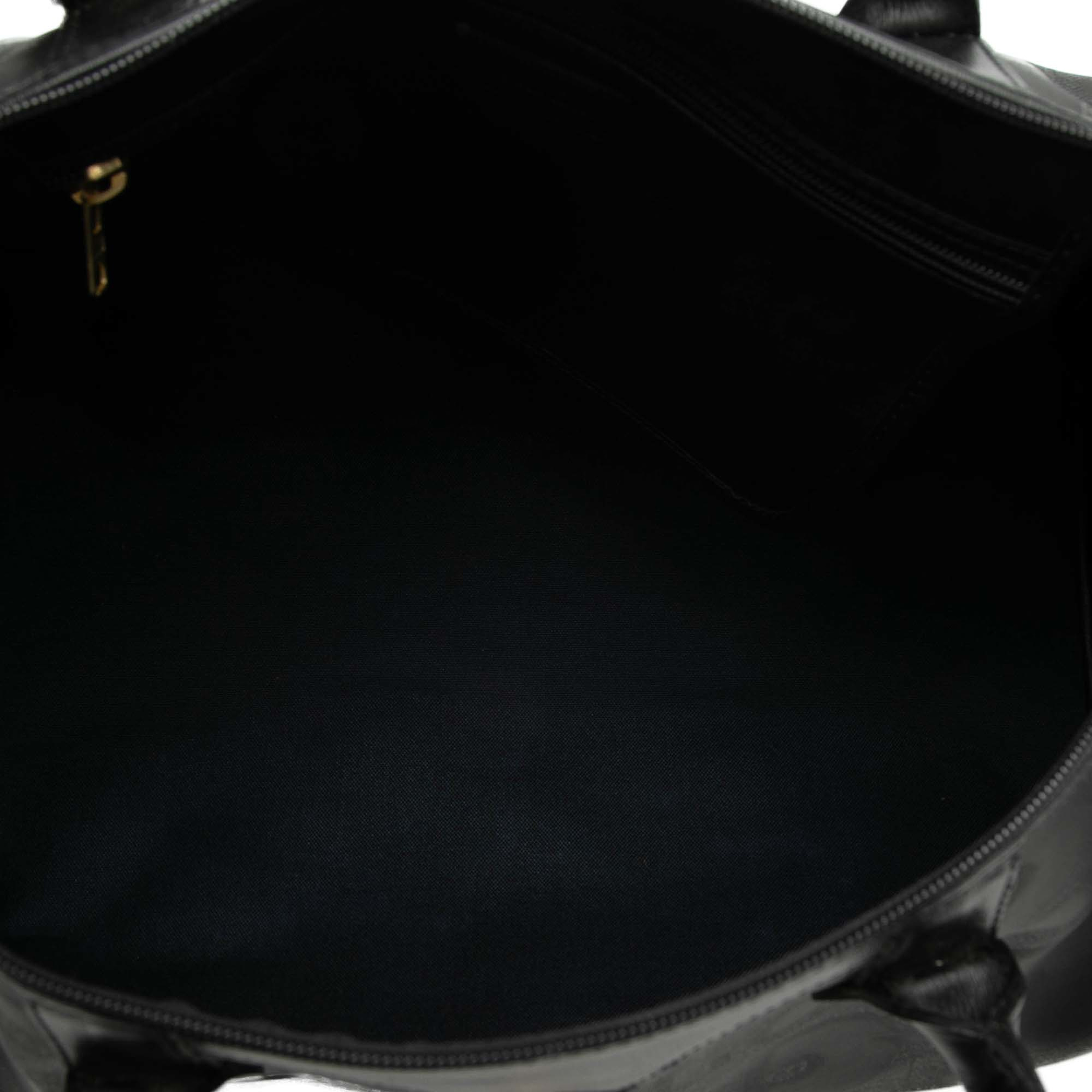 Dior Diorissimo Trotter Coated Canvas Travel Bag, från Luxclusif, i färgen black. Klicka för att öppna bilden i stort format