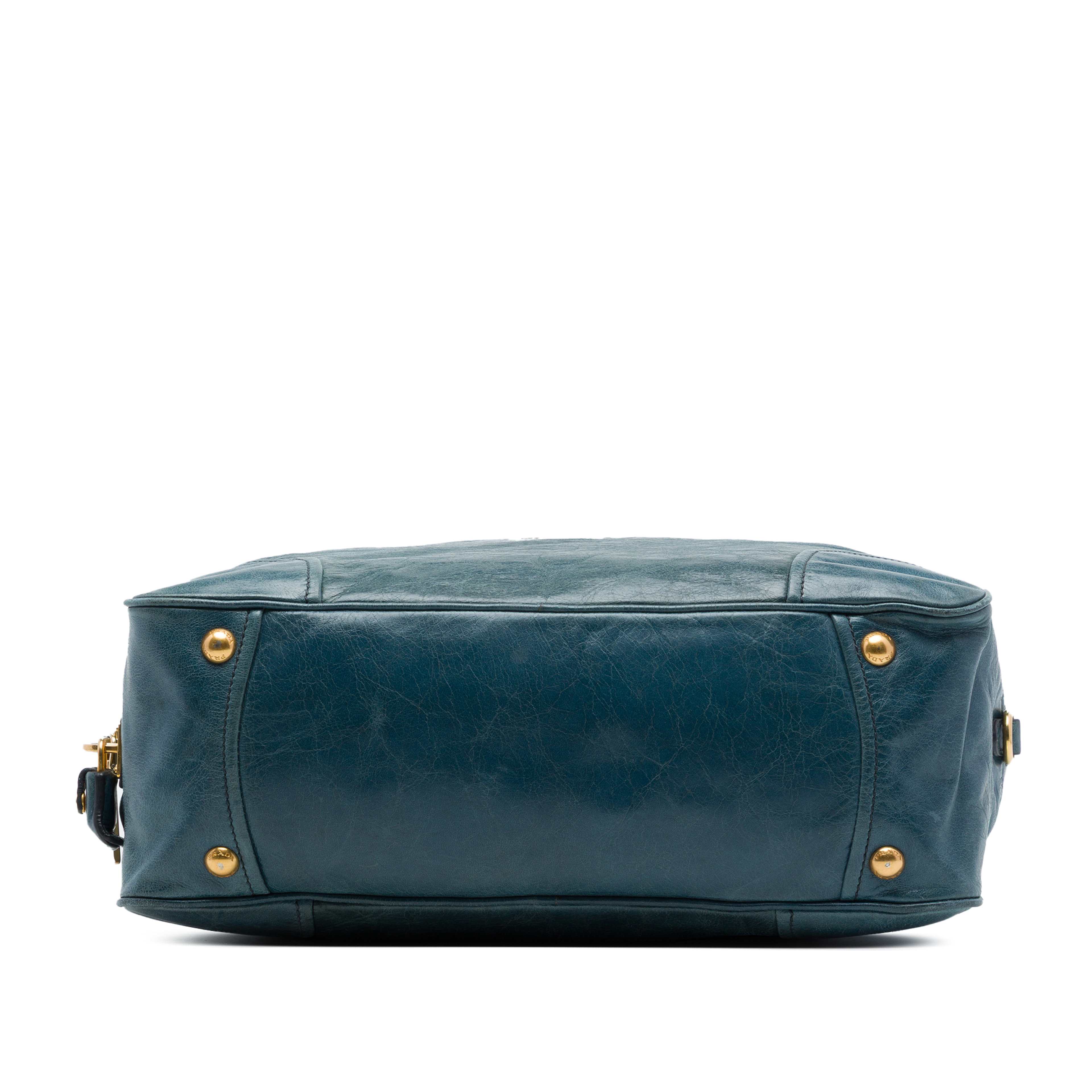Prada Vitello Shine Satchel, från Luxclusif, i färgen blå. Klicka för att öppna bilden i stort format