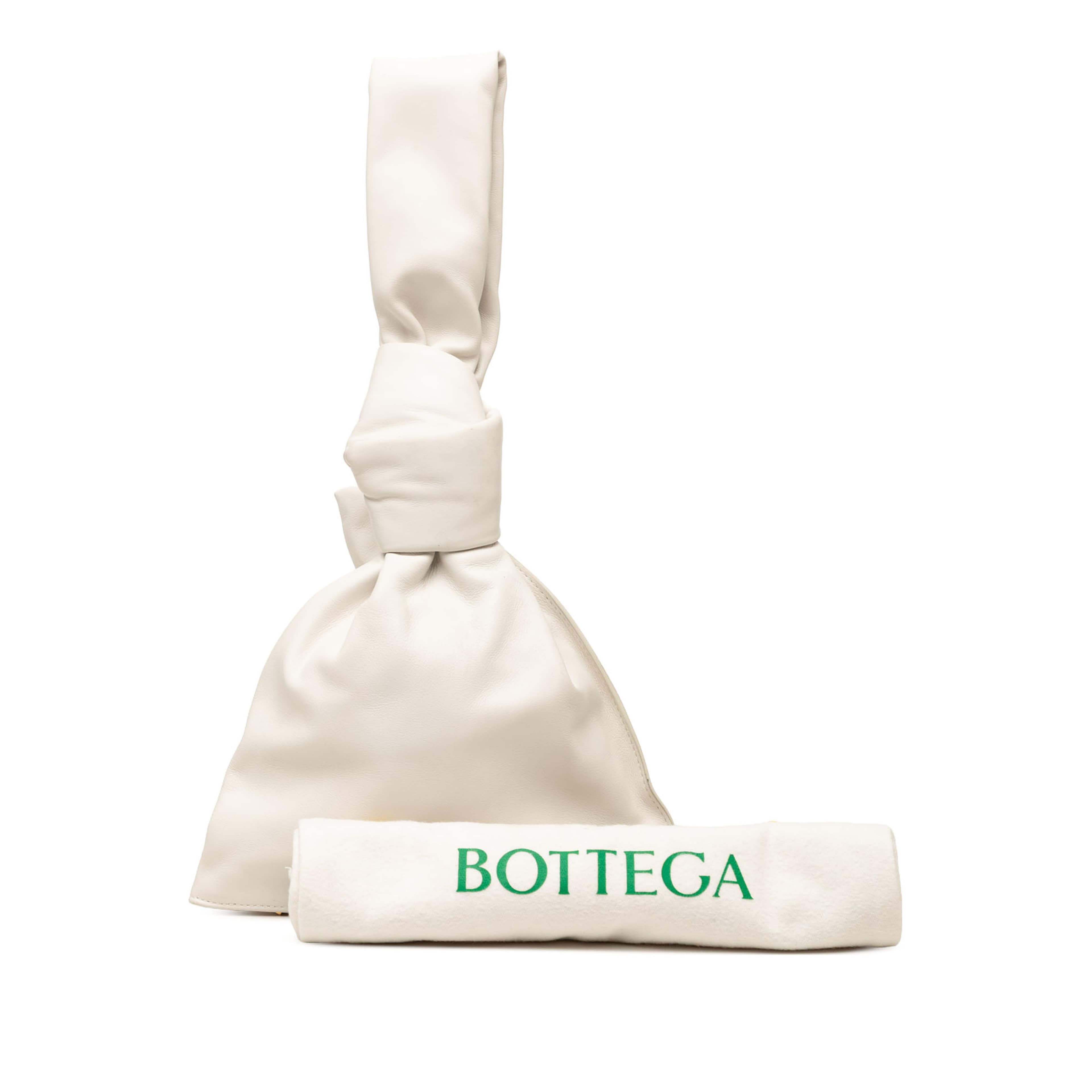 Bottega Veneta Mini Calfskin Bv Twist Bag, från Luxclusif, i färgen vit. Klicka för att öppna bilden i stort format