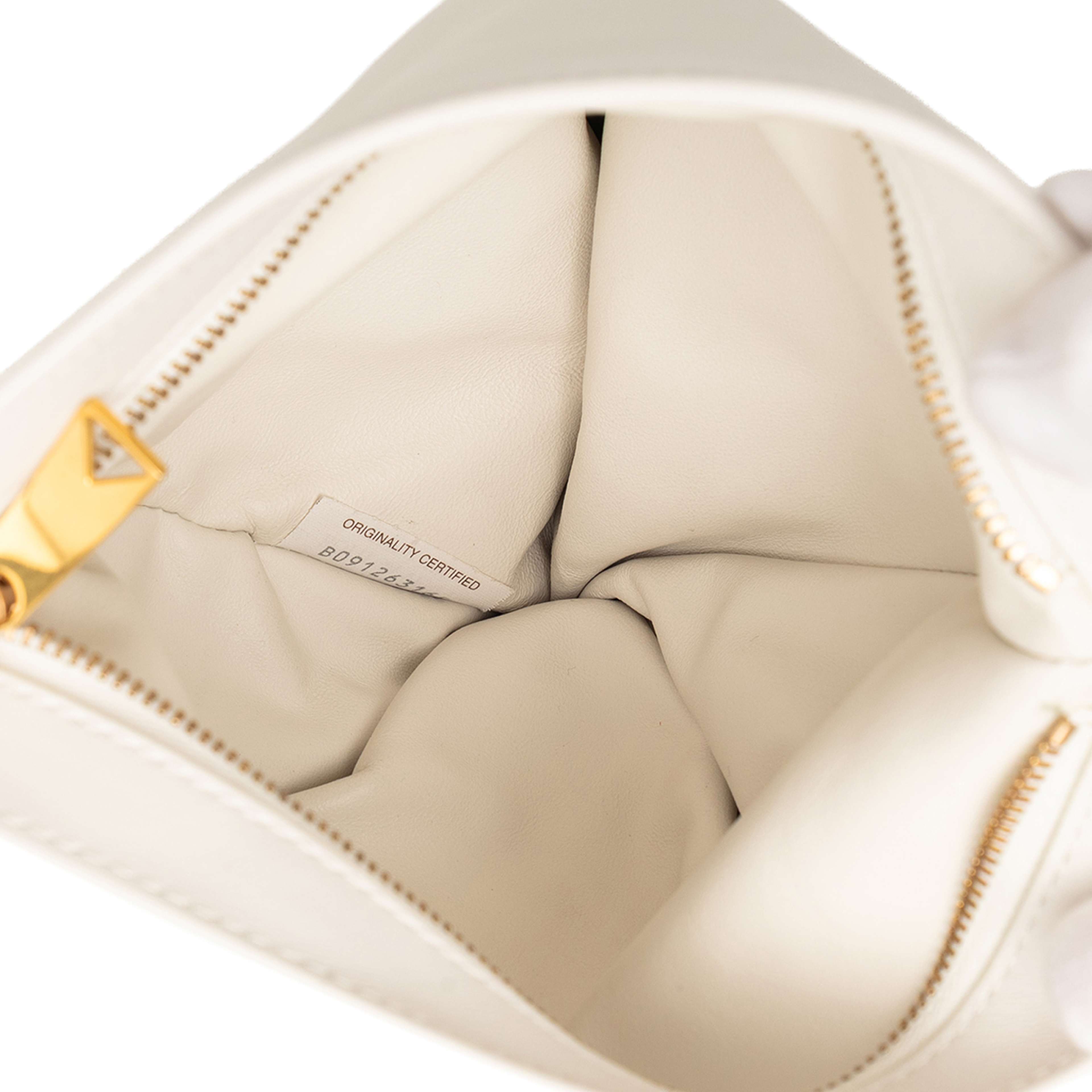 Bottega Veneta Mini Calfskin Bv Twist Bag, från Luxclusif, i färgen white. Klicka för att öppna bilden i stort format