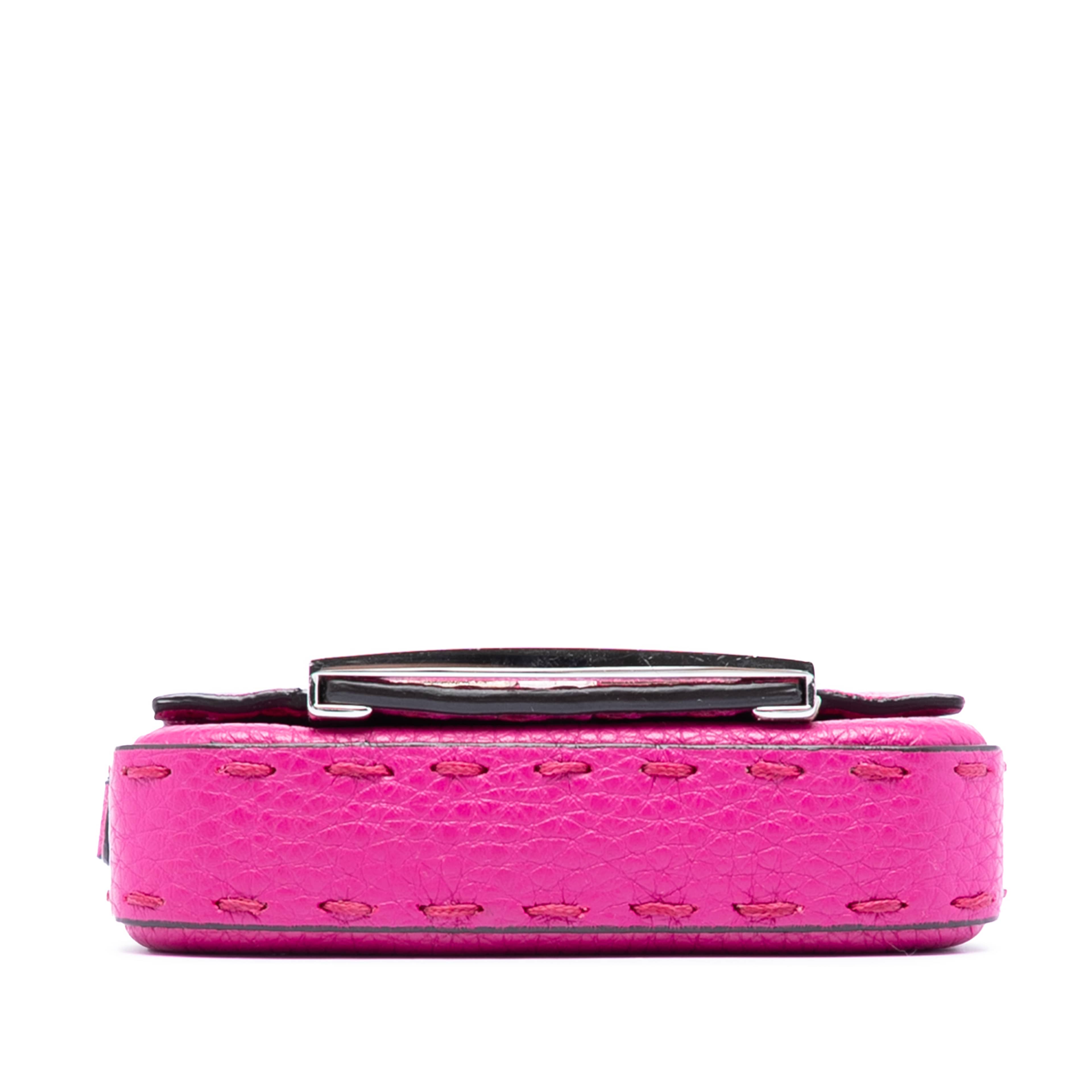 Fendi Nano Leather Baguette Charm, från Luxclusif, i färgen hot pink. Klicka för att öppna bilden i stort format