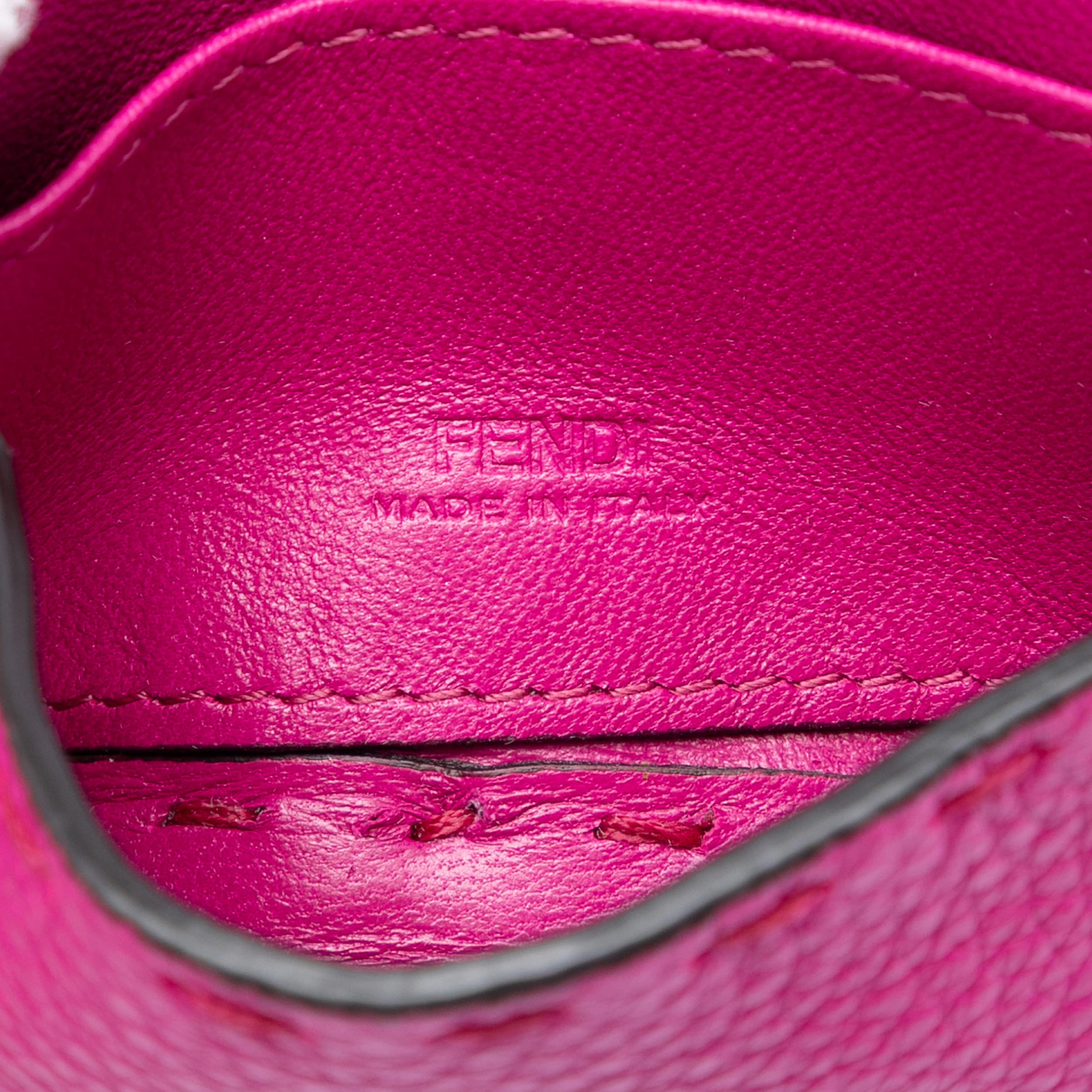 Fendi Nano Leather Baguette Charm, från Luxclusif, i färgen hot pink. Klicka för att öppna bilden i stort format