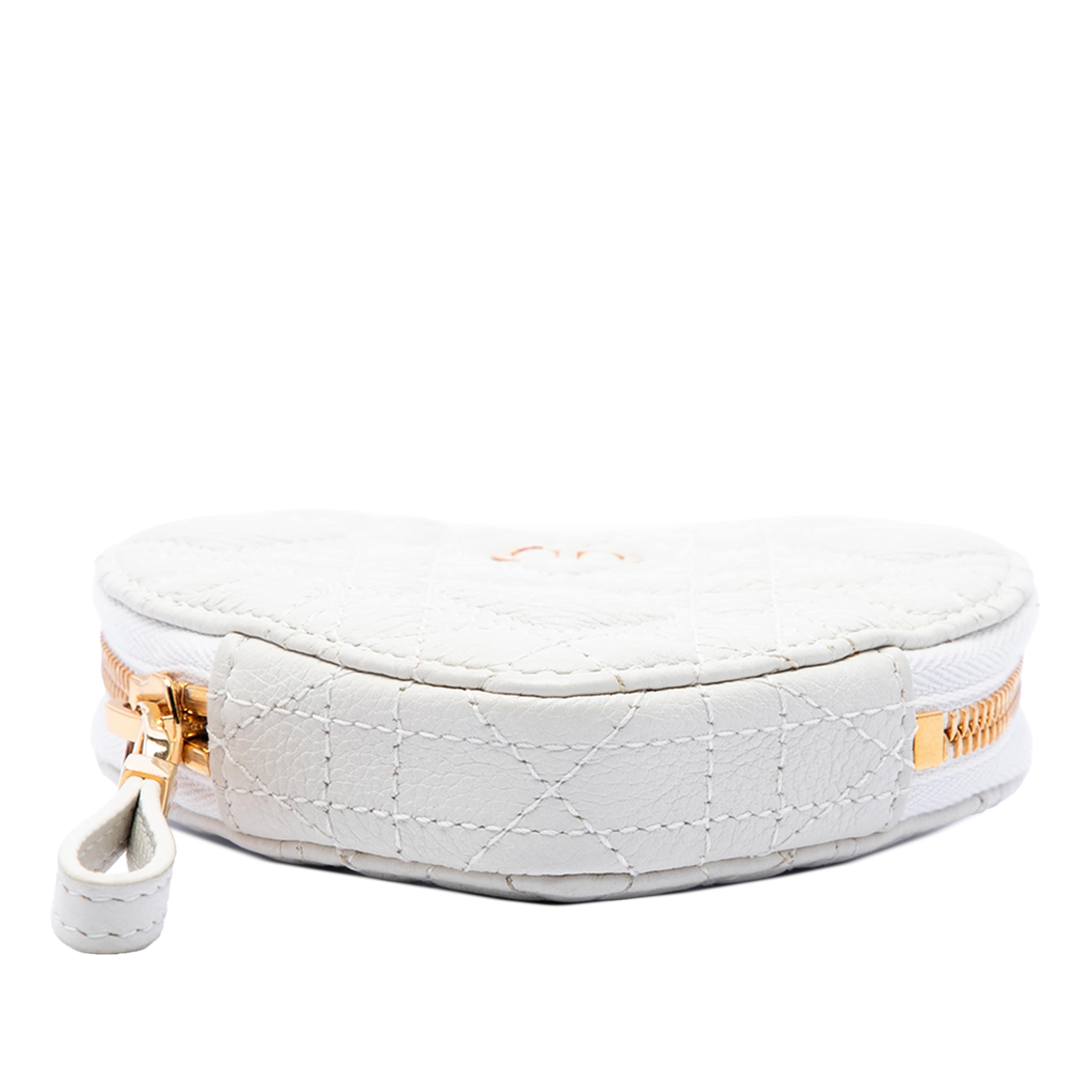Dior Dioramour Calfskin Cannage Caro Heart Pouch With Chain, från Luxclusif, i färgen vit. Klicka för att öppna bilden i stort format