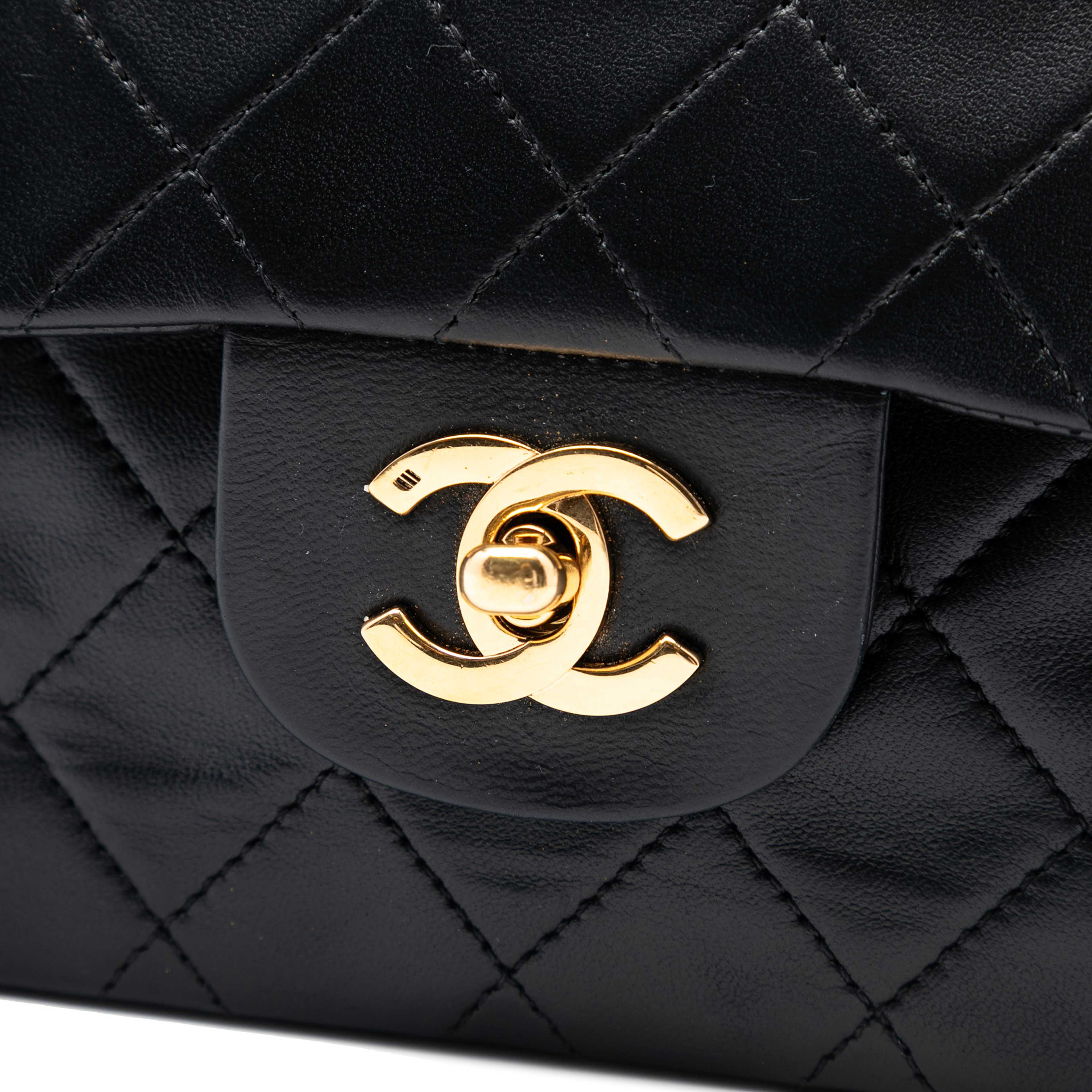 Chanel Small Classic Lambskin Double Flap, från Luxclusif, i färgen black. Klicka för att öppna bilden i stort format