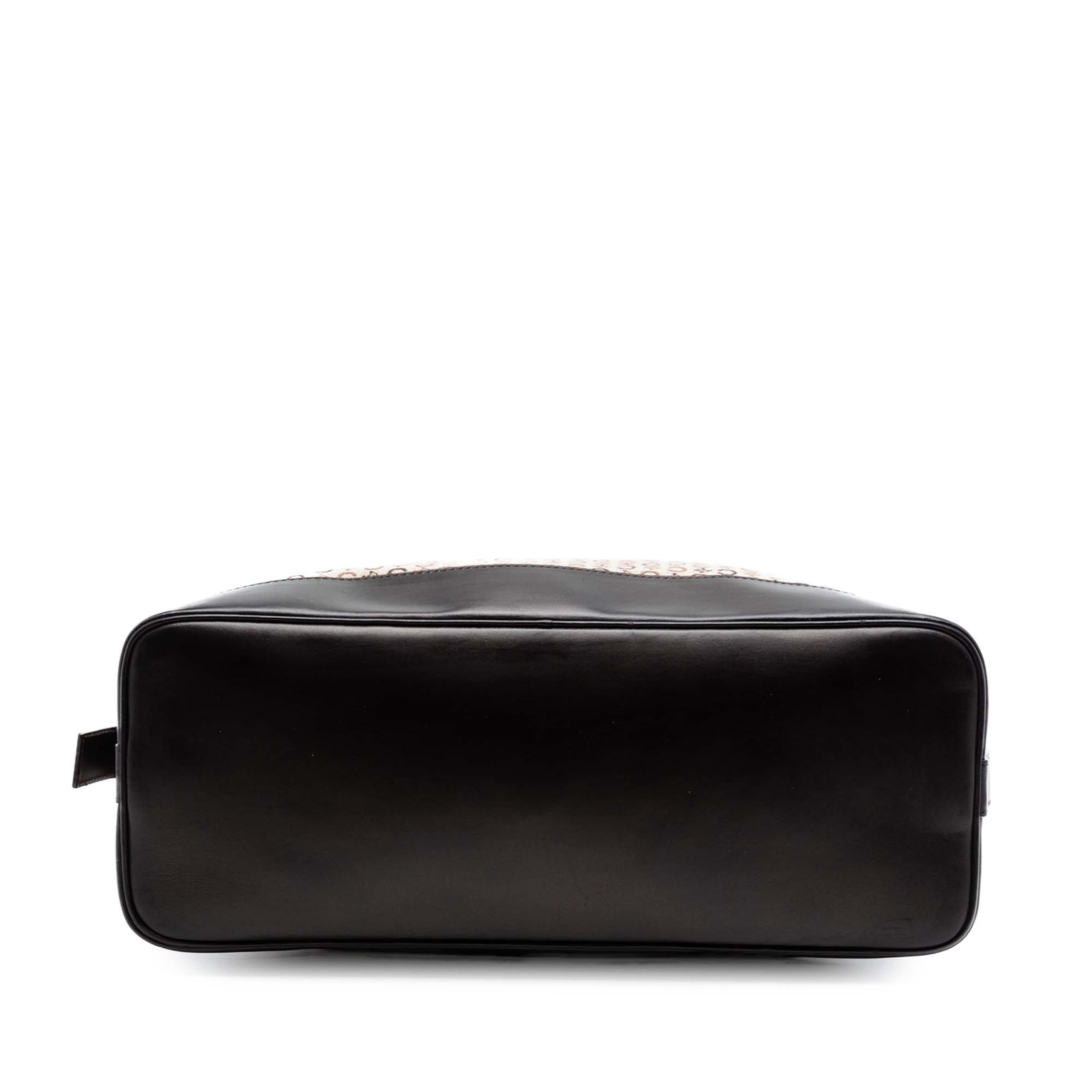 Celine C Macadam Canvas Handbag, från Luxclusif, i färgen beige. Klicka för att öppna bilden i stort format