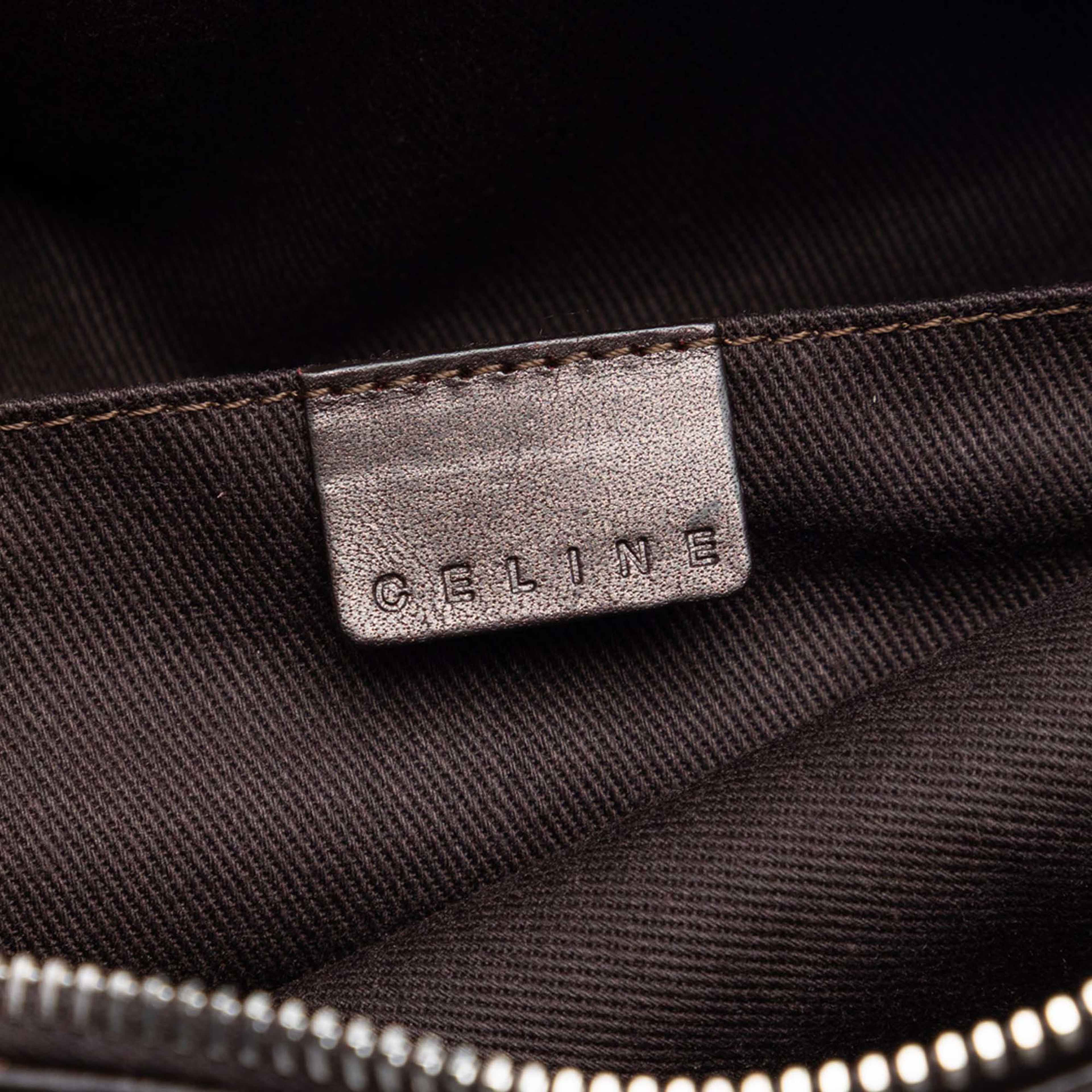 Celine C Macadam Canvas Handbag, från Luxclusif, i färgen beige. Klicka för att öppna bilden i stort format