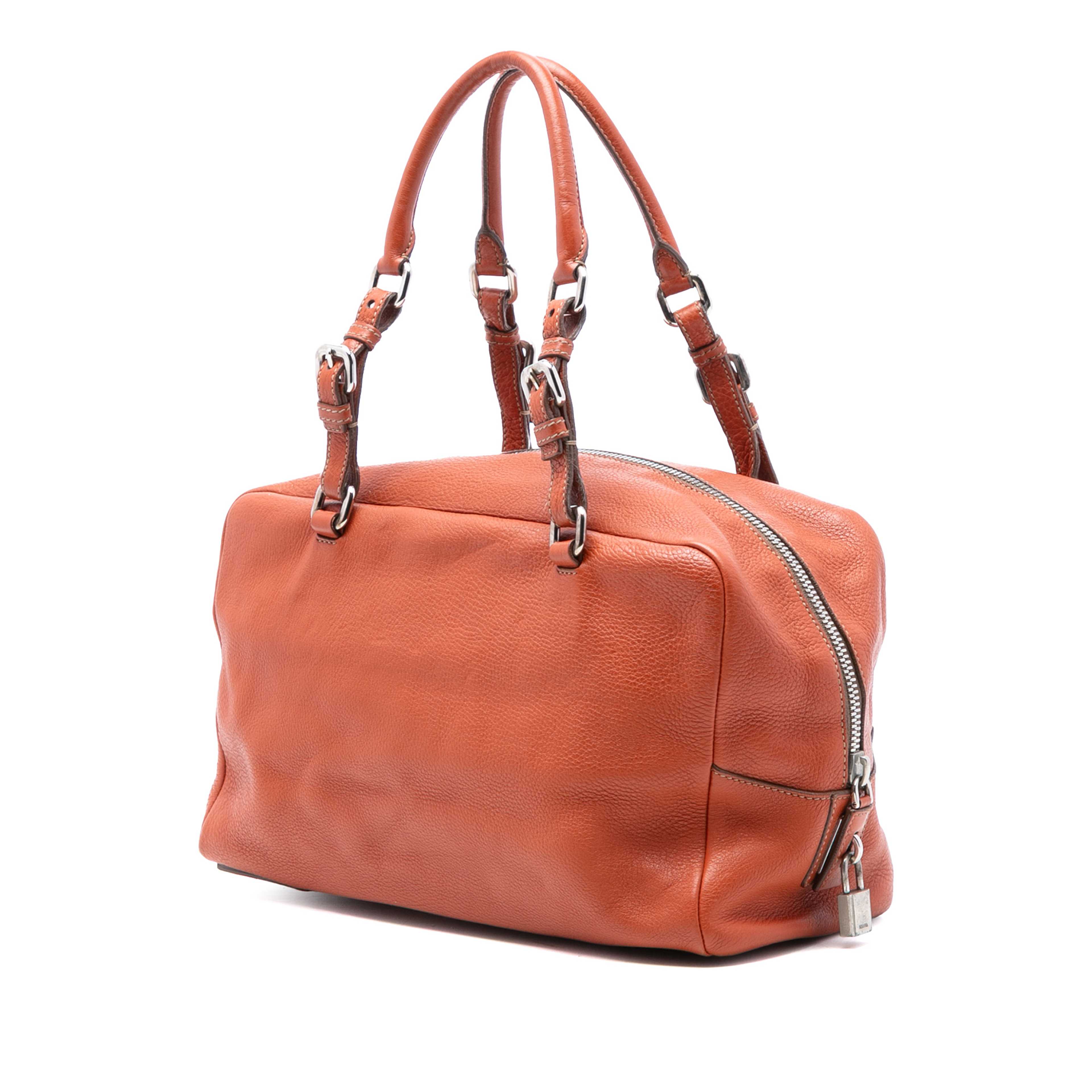 Prada Vitello Daino Embossed Logo Bauletto, från Luxclusif, i färgen brick. Klicka för att öppna bilden i stort format