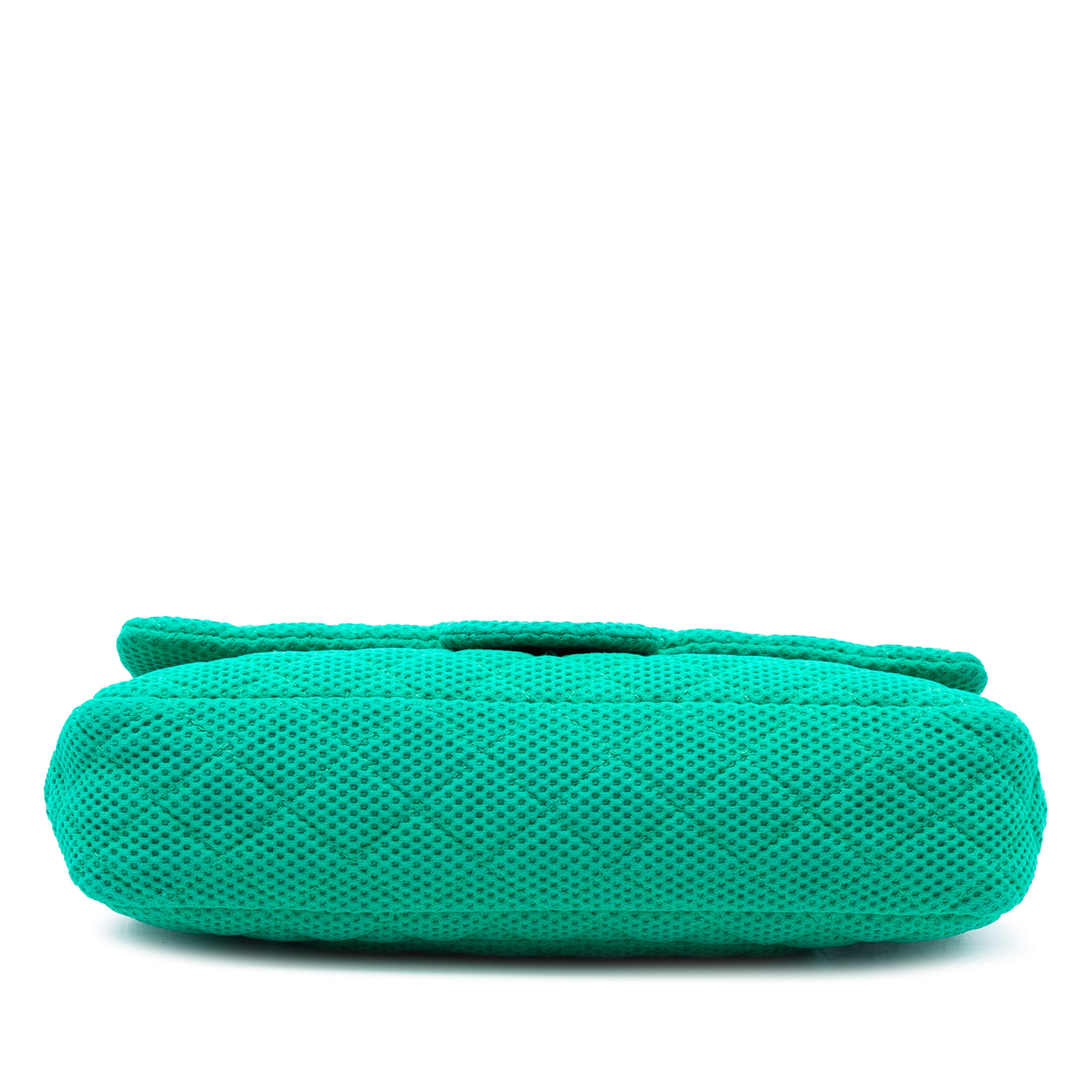 Chanel Medium Classic Mesh Single Flap, från Luxclusif, i färgen green. Klicka för att öppna bilden i stort format