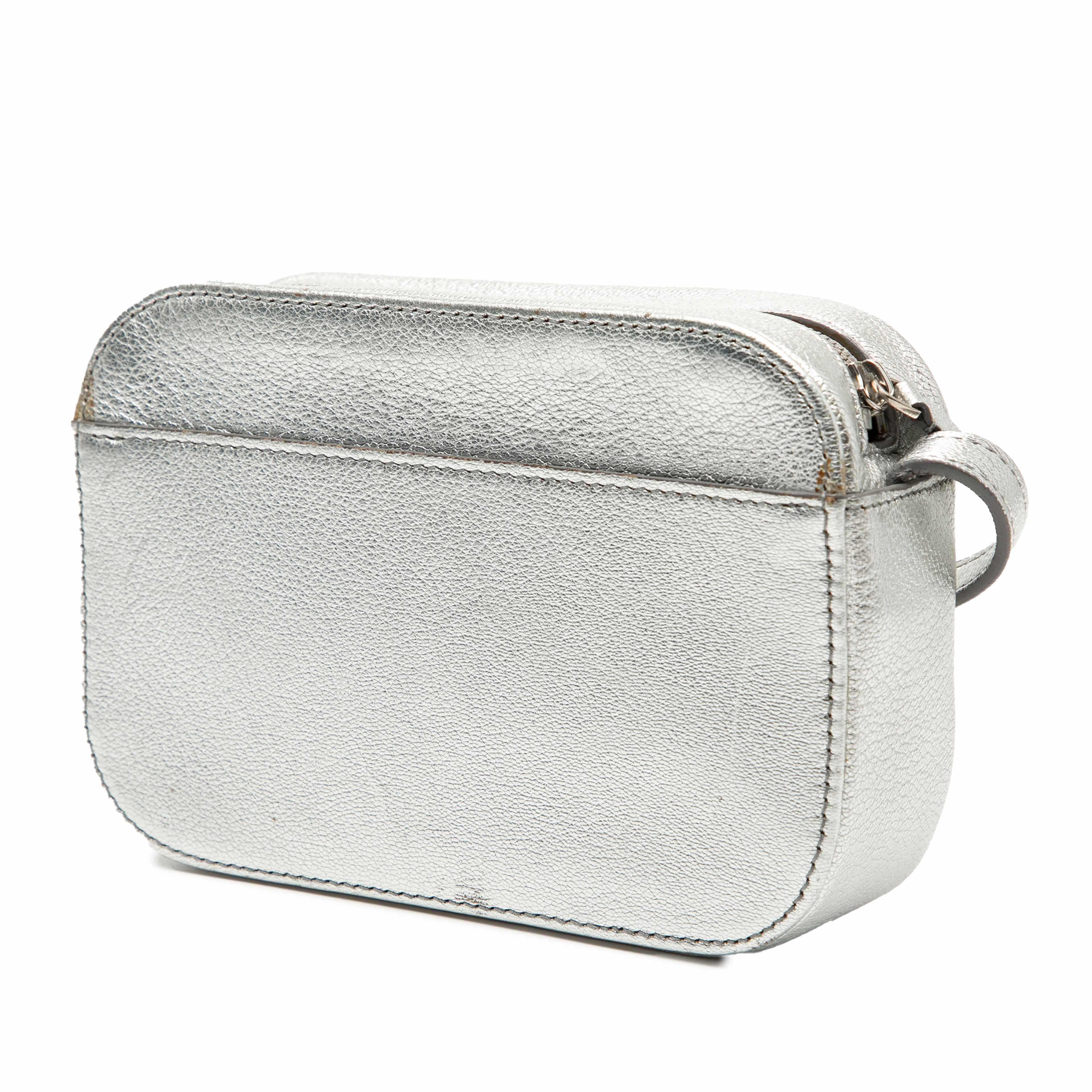 Balenciaga Xs Metallic Leather Everyday Camera Bag, från Luxclusif, i färgen silver. Klicka för att öppna bilden i stort format