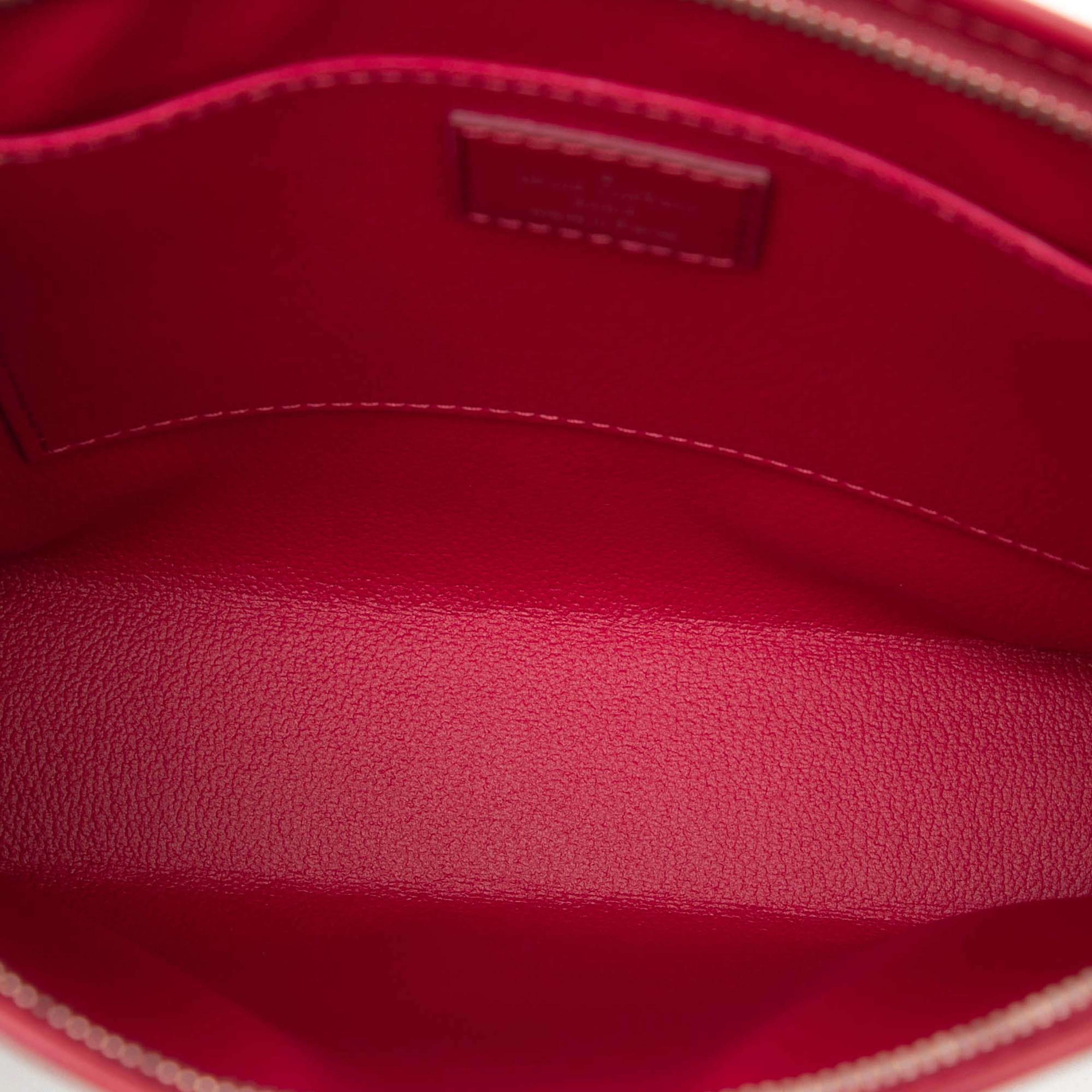 Louis Vuitton Epi Toiletry Pouch 26, från Luxclusif, i färgen red. Klicka för att öppna bilden i stort format