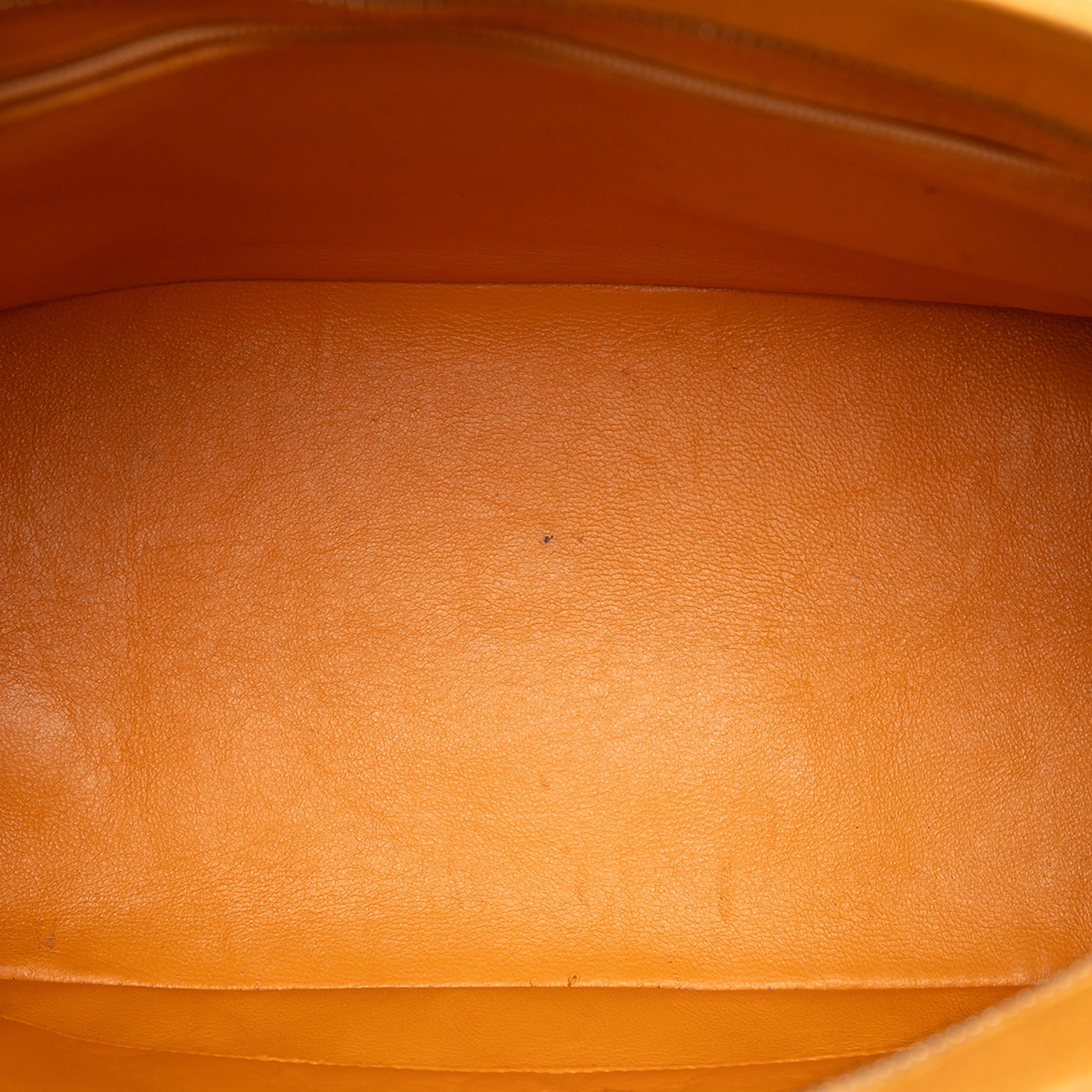 Chanel Caviar Medallion Tote, från Luxclusif, i färgen mustard. Klicka för att öppna bilden i stort format