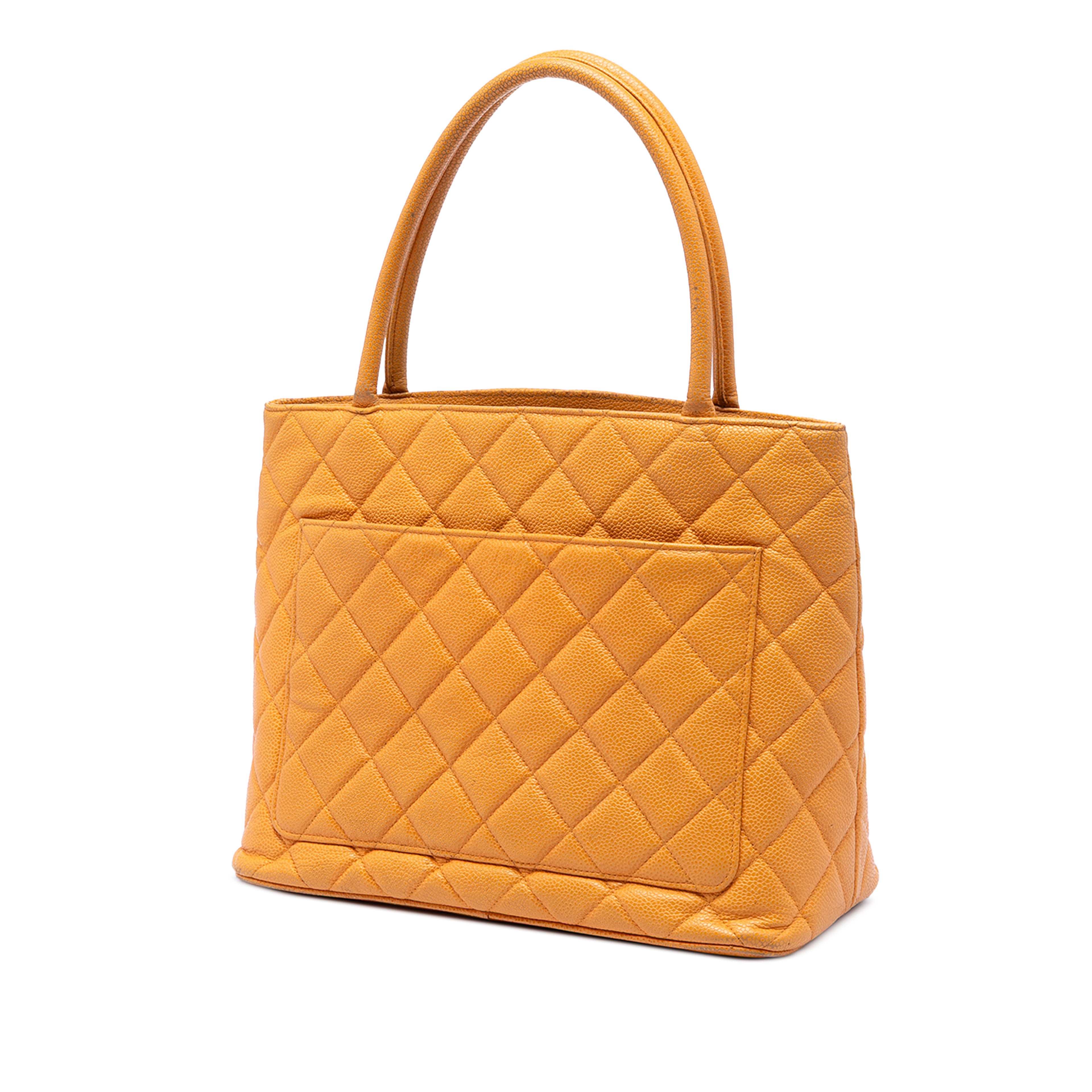 Chanel Caviar Medallion Tote, från Luxclusif, i färgen gul. Klicka för att öppna bilden i stort format