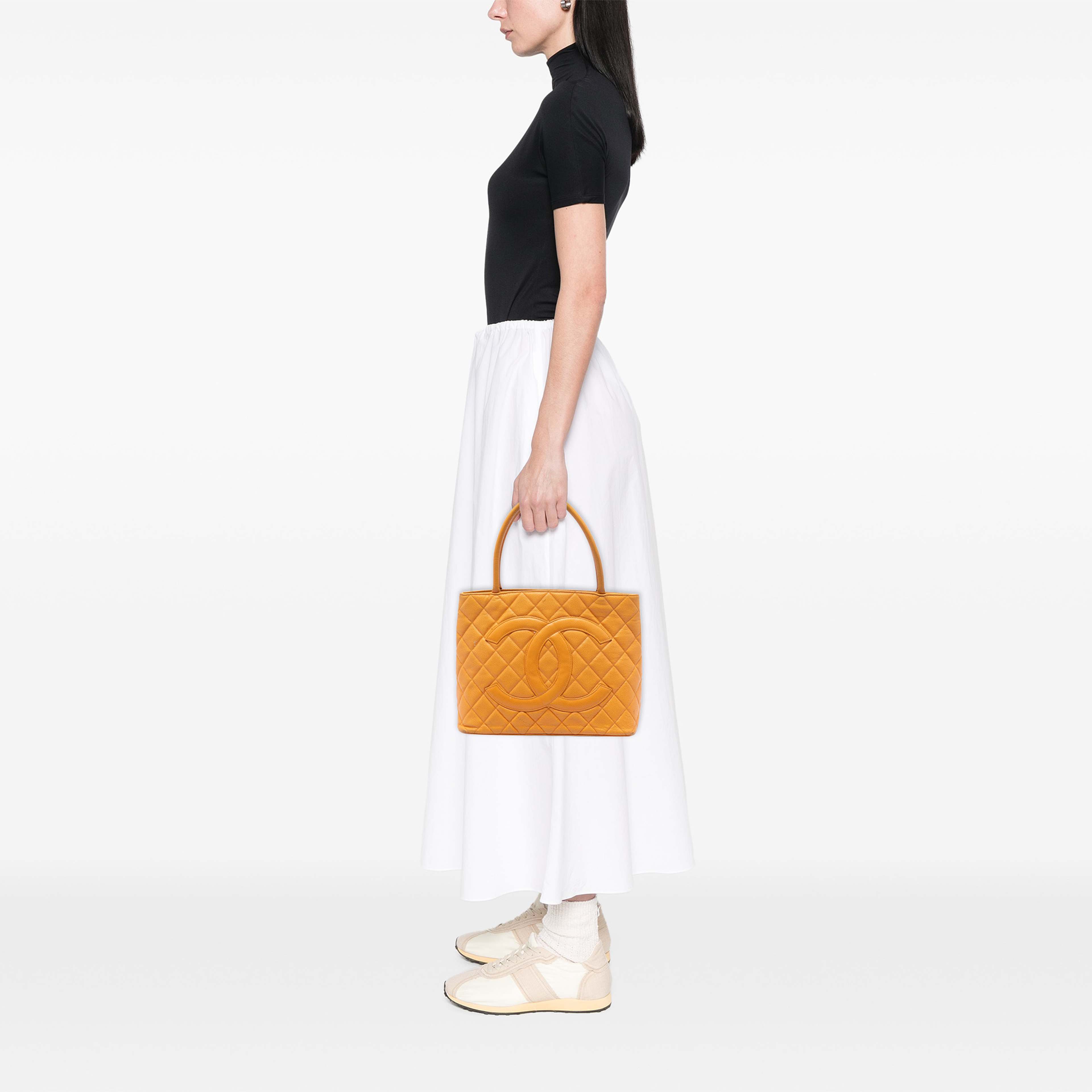 Chanel Caviar Medallion Tote, från Luxclusif, i färgen mustard. Klicka för att öppna bilden i stort format