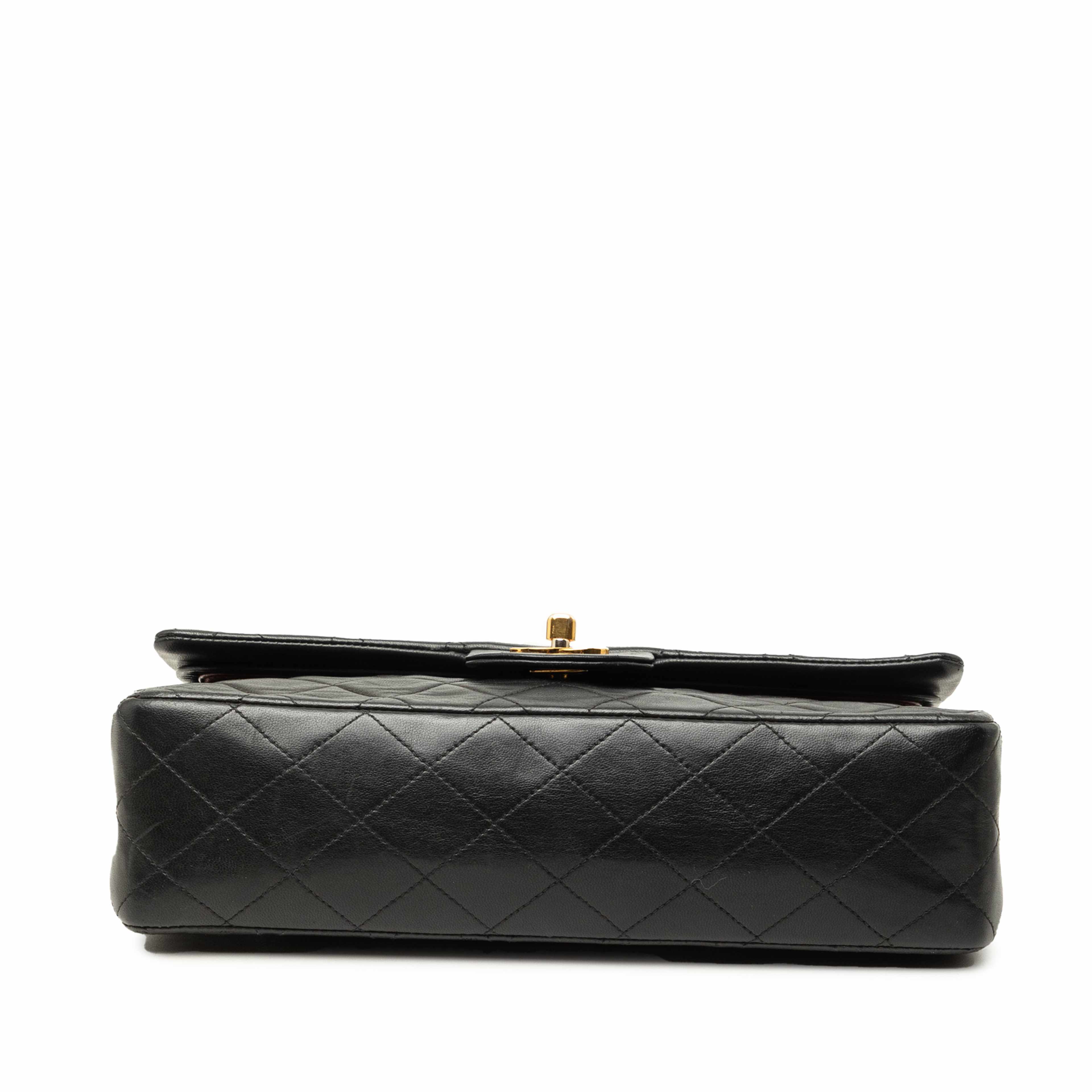 Chanel Medium Classic Lambskin Double Flap, från Luxclusif, i färgen svart. Klicka för att öppna bilden i stort format