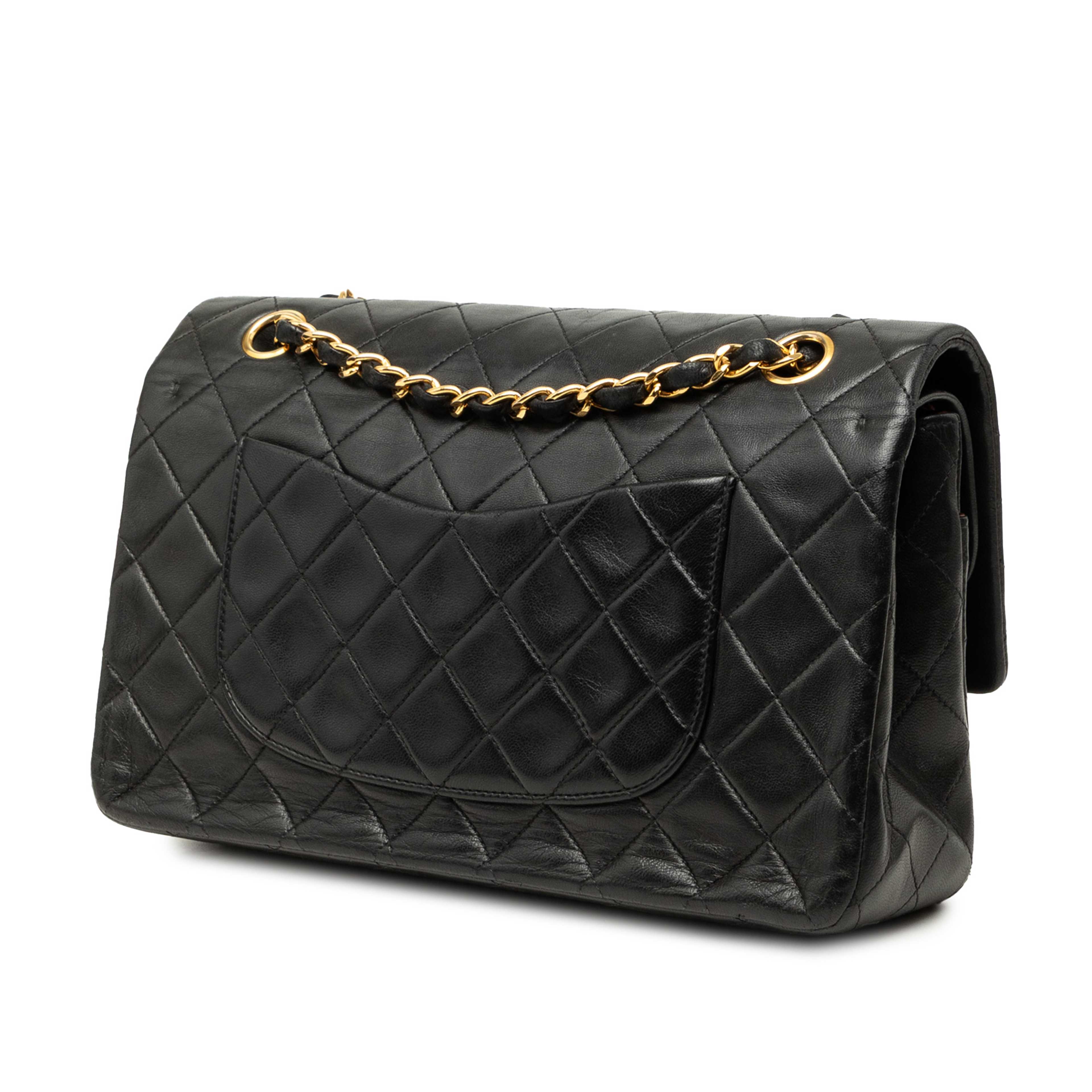 Chanel Medium Classic Lambskin Double Flap, från Luxclusif, i färgen svart. Klicka för att öppna bilden i stort format