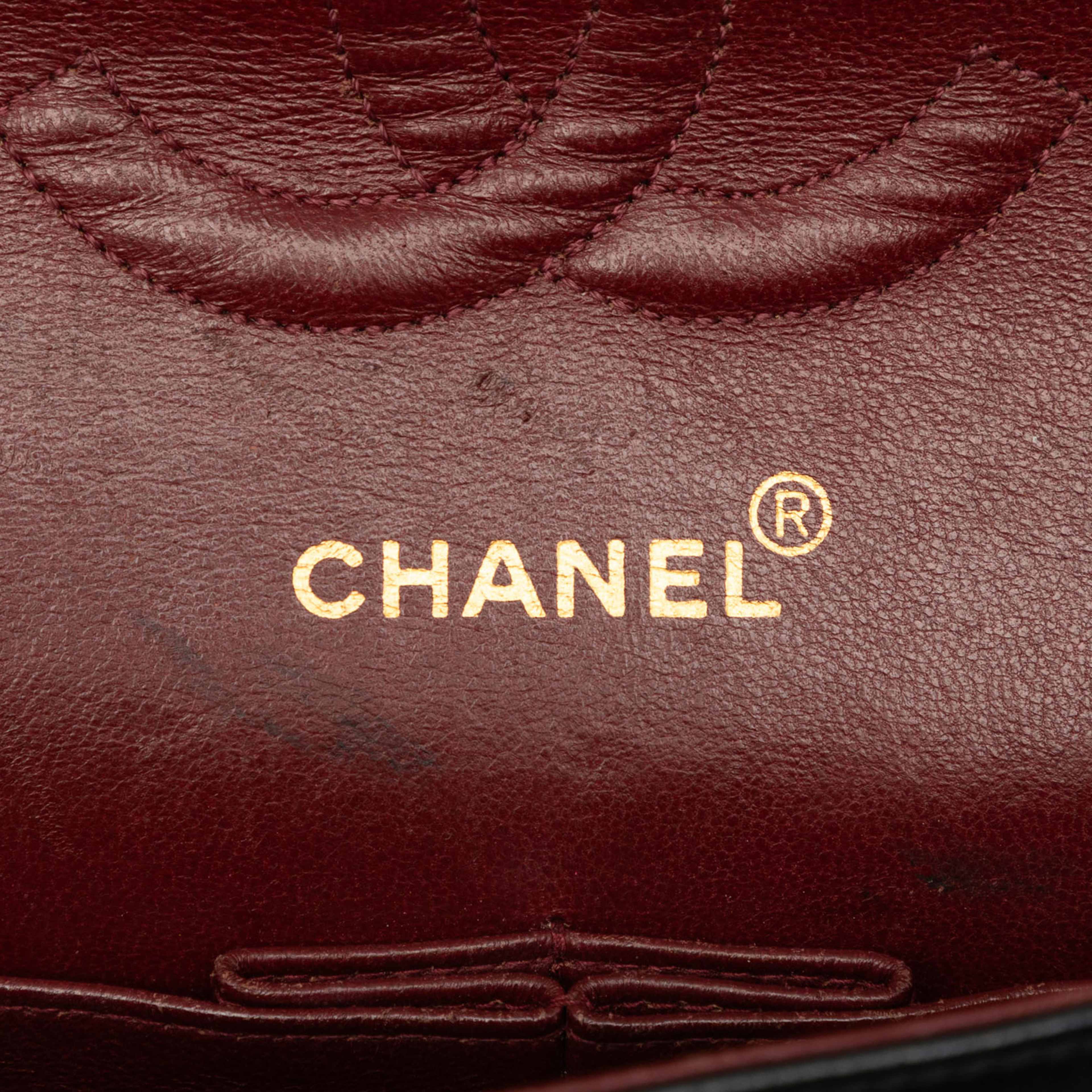 Chanel Medium Classic Lambskin Double Flap, från Luxclusif, i färgen svart. Klicka för att öppna bilden i stort format