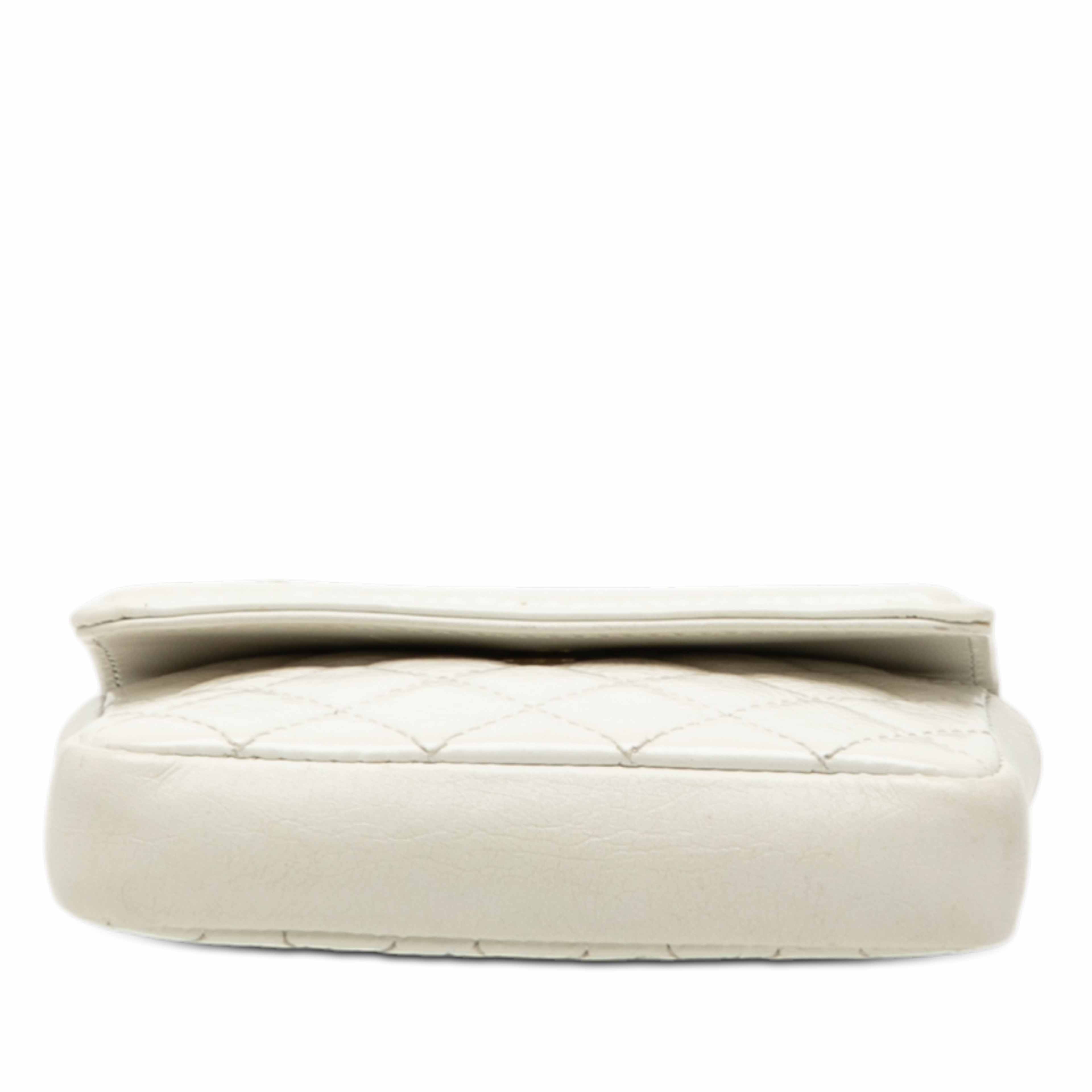 Chanel Mini Cc Shiny Aged Calfskin Waist Bag, från Luxclusif, i färgen white. Klicka för att öppna bilden i stort format