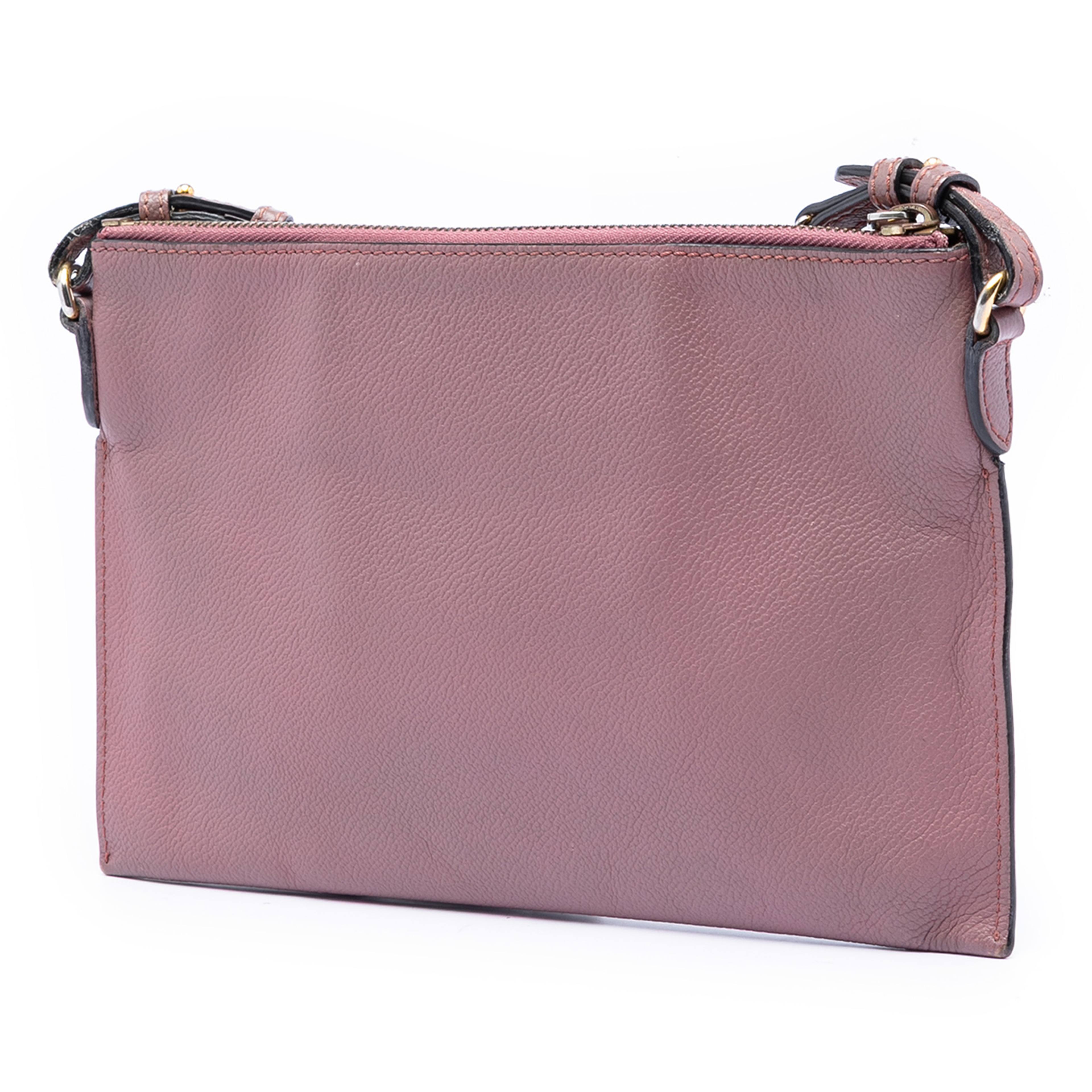 Burberry Leather Peyton Crossbody, från Luxclusif, i färgen rosa. Klicka för att öppna bilden i stort format