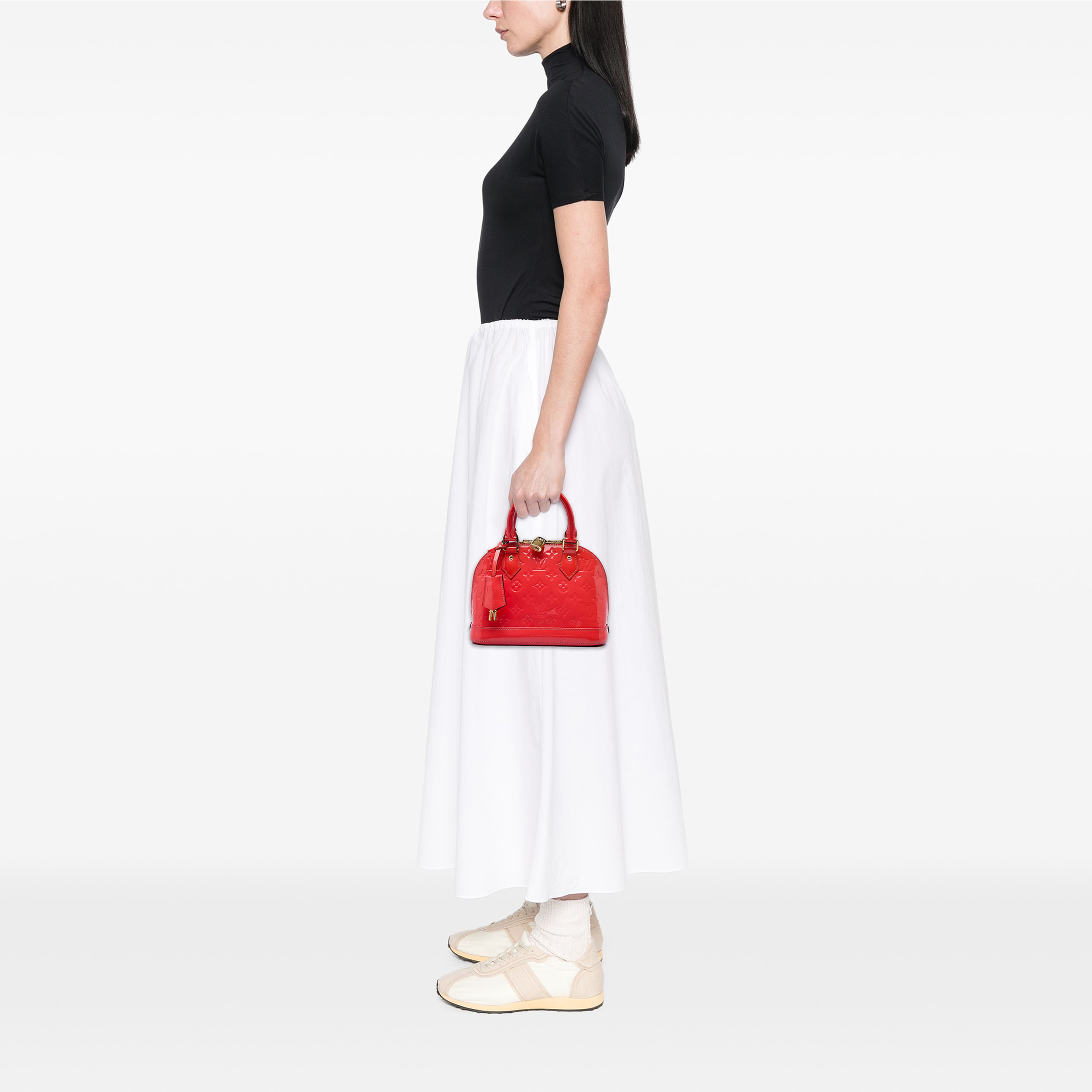 Louis Vuitton Monogram Vernis Alma Bb, från Luxclusif, i färgen röd. Klicka för att öppna bilden i stort format