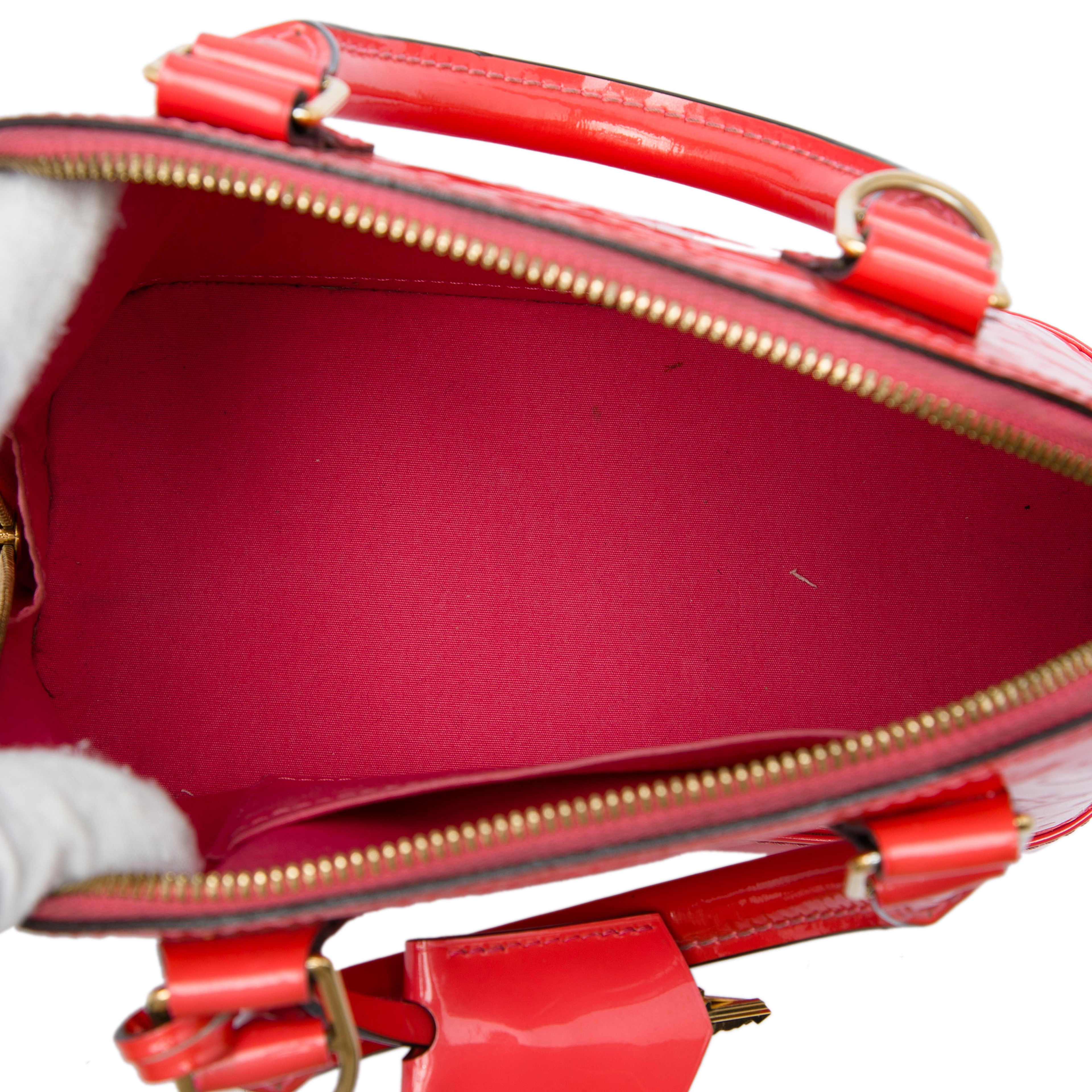 Louis Vuitton Monogram Vernis Alma Bb, från Luxclusif, i färgen röd. Klicka för att öppna bilden i stort format