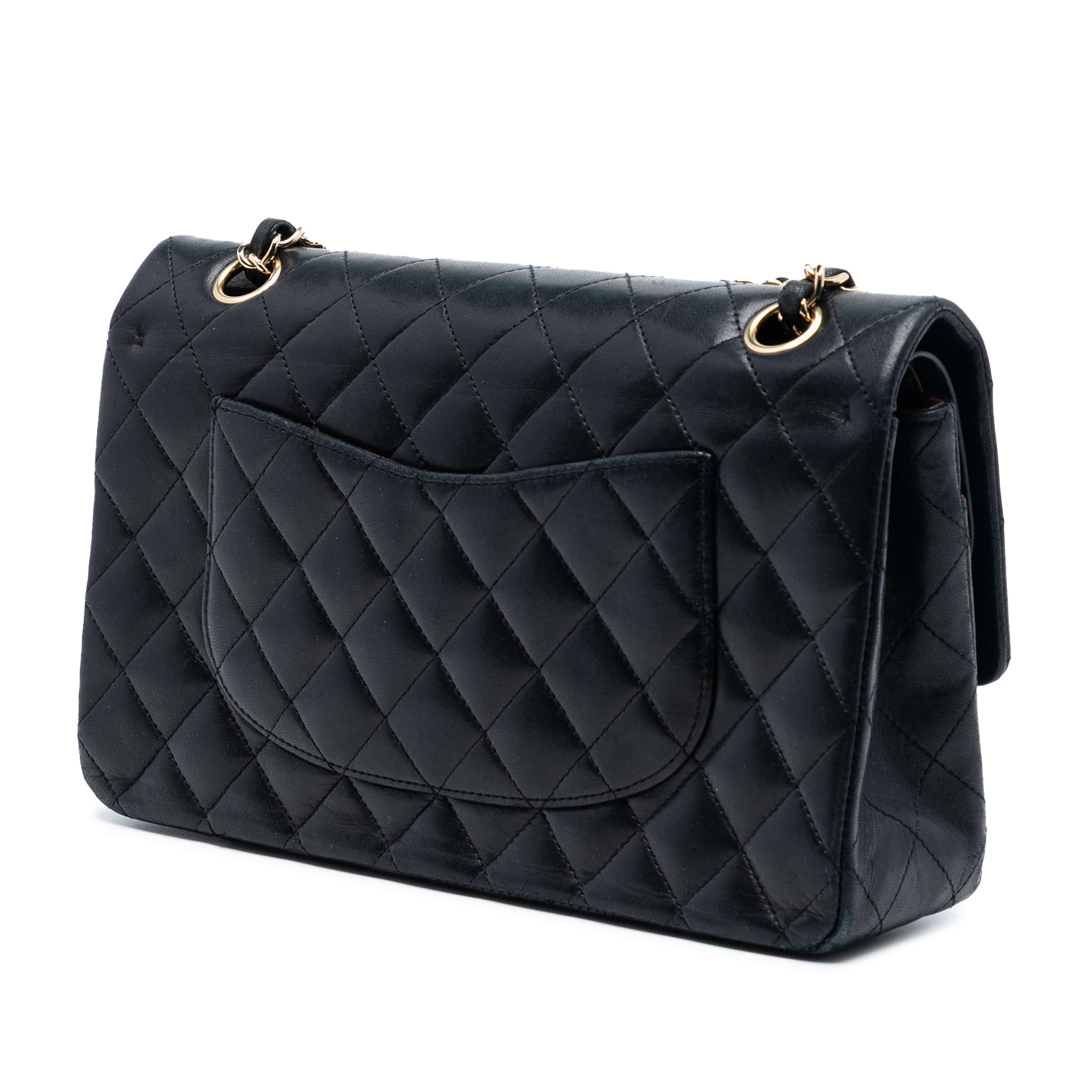 Chanel Medium Classic Lambskin Double Flap, från Luxclusif, i färgen black. Klicka för att öppna bilden i stort format