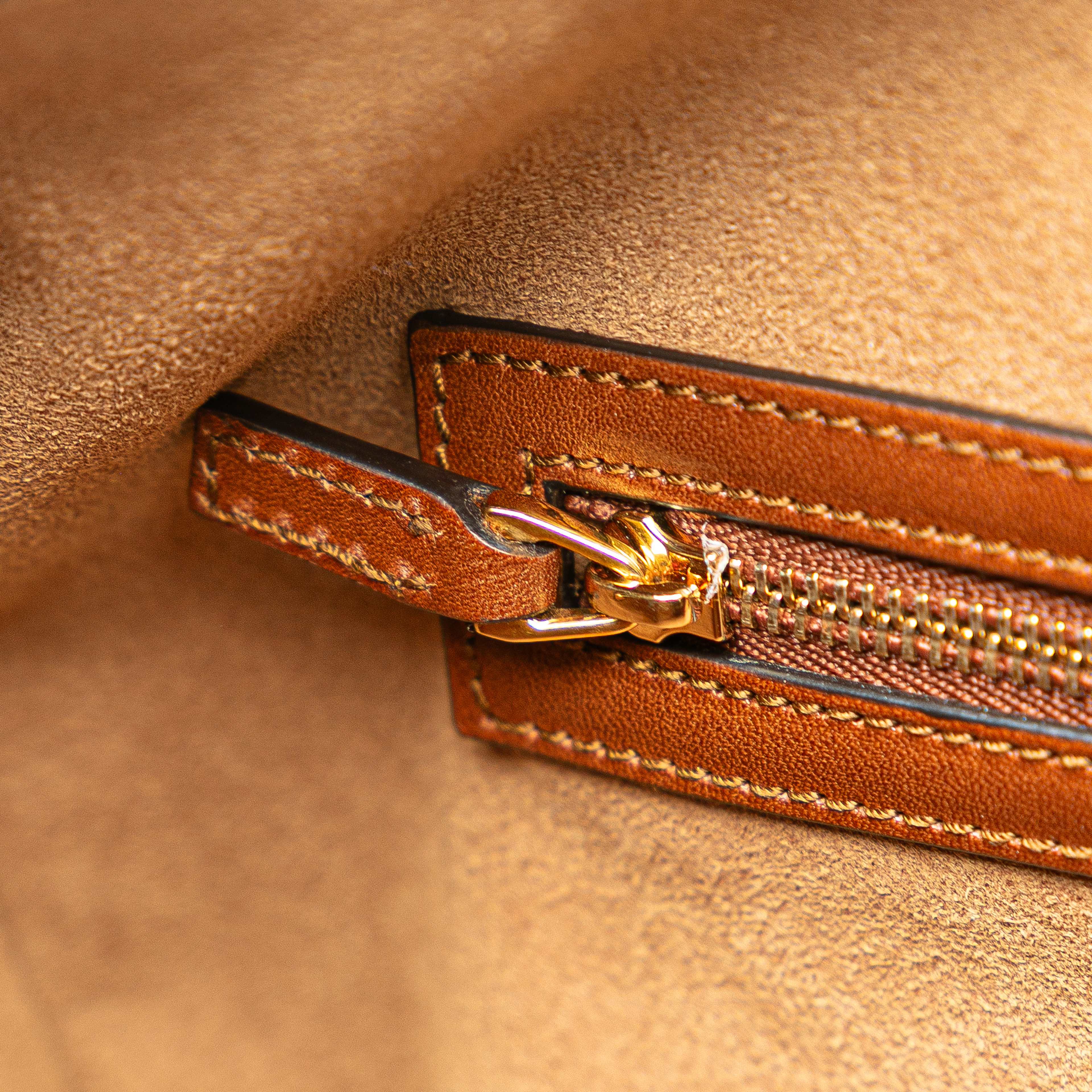 Gucci Medium Gg Supreme Satchel, från Luxclusif, i färgen beige. Klicka för att öppna bilden i stort format