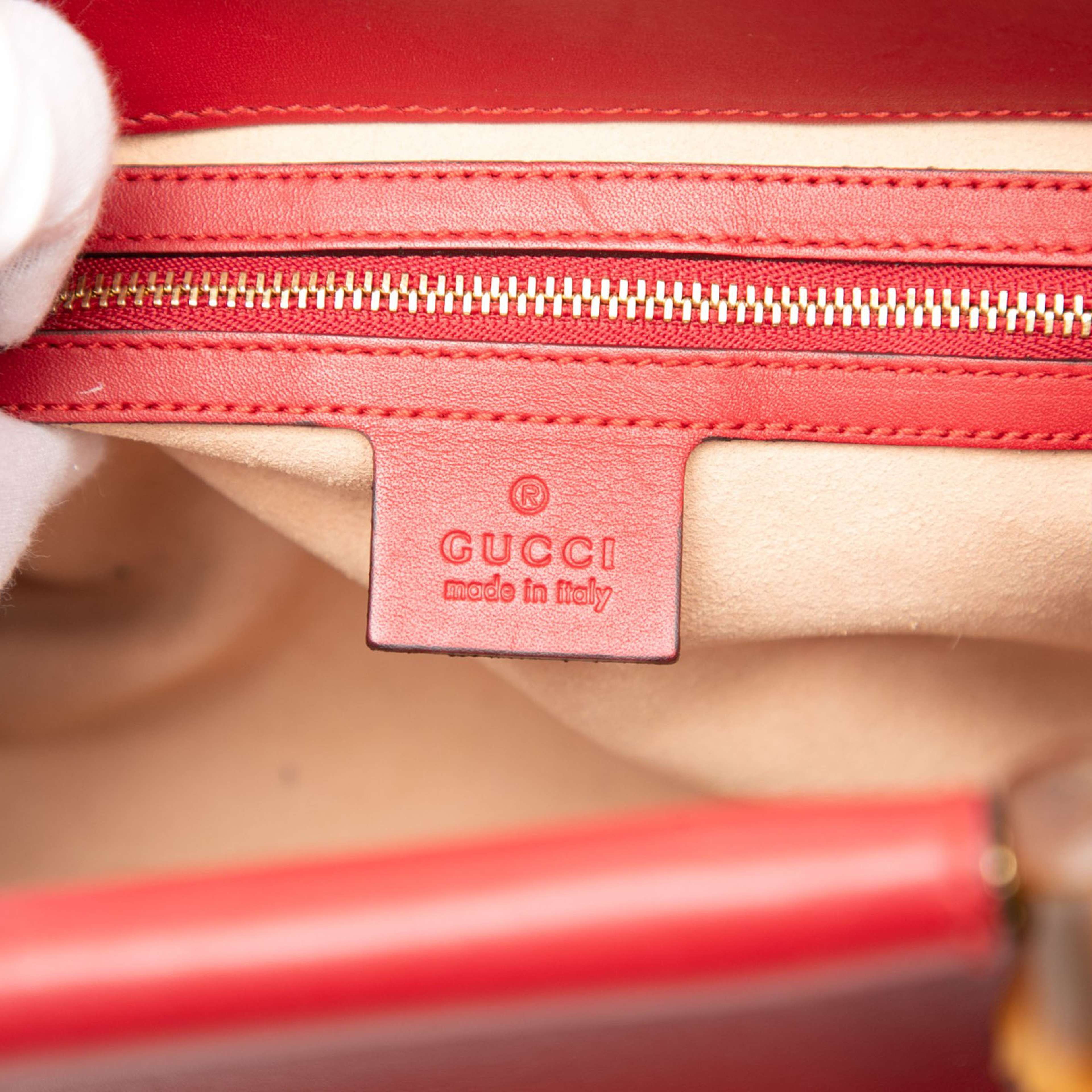 Gucci Small Leather Bamboo Nymphaea Satchel, från Luxclusif, i färgen red. Klicka för att öppna bilden i stort format