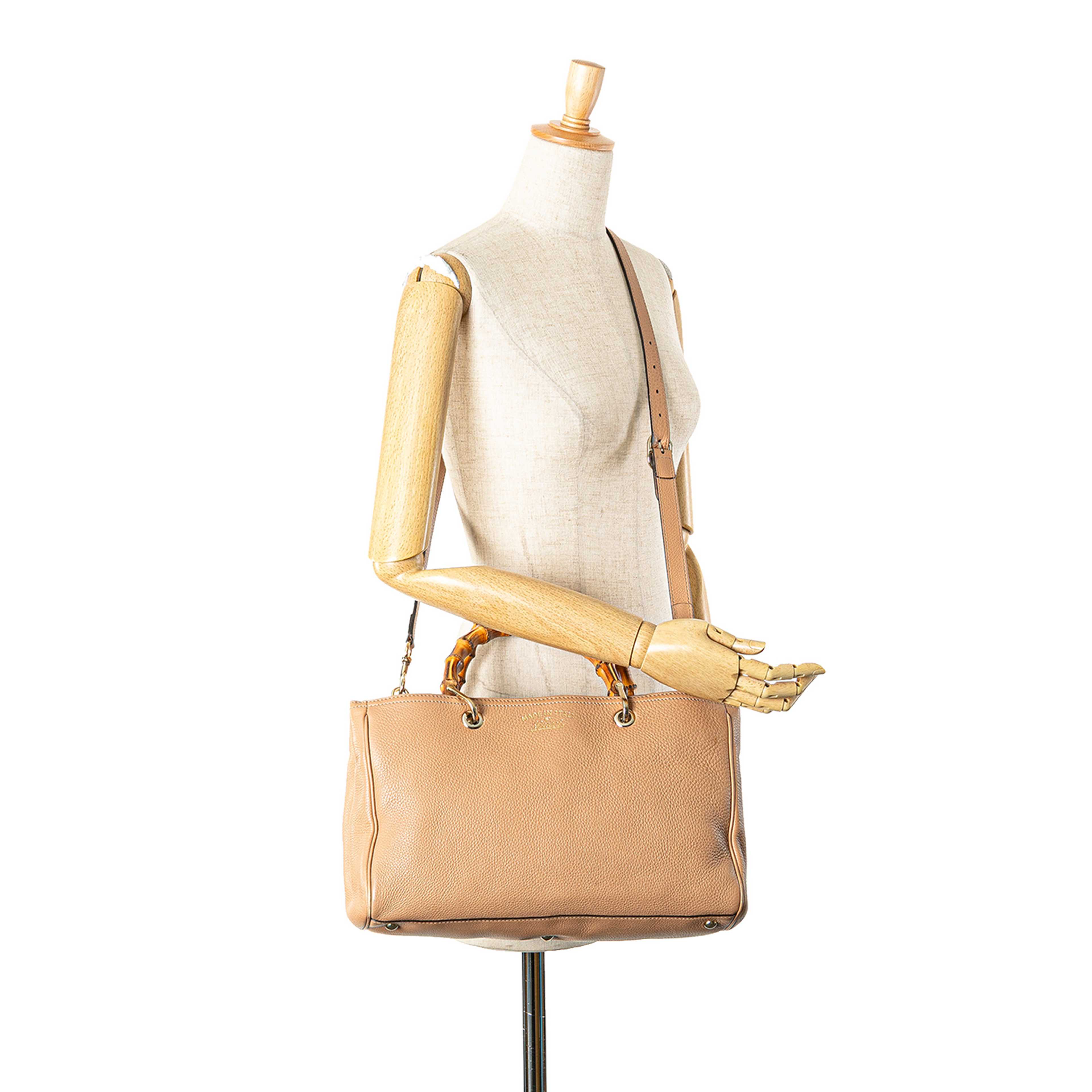 Gucci Medium Calfskin Bamboo Shopper Satchel, från Luxclusif, i färgen brun. Klicka för att öppna bilden i stort format