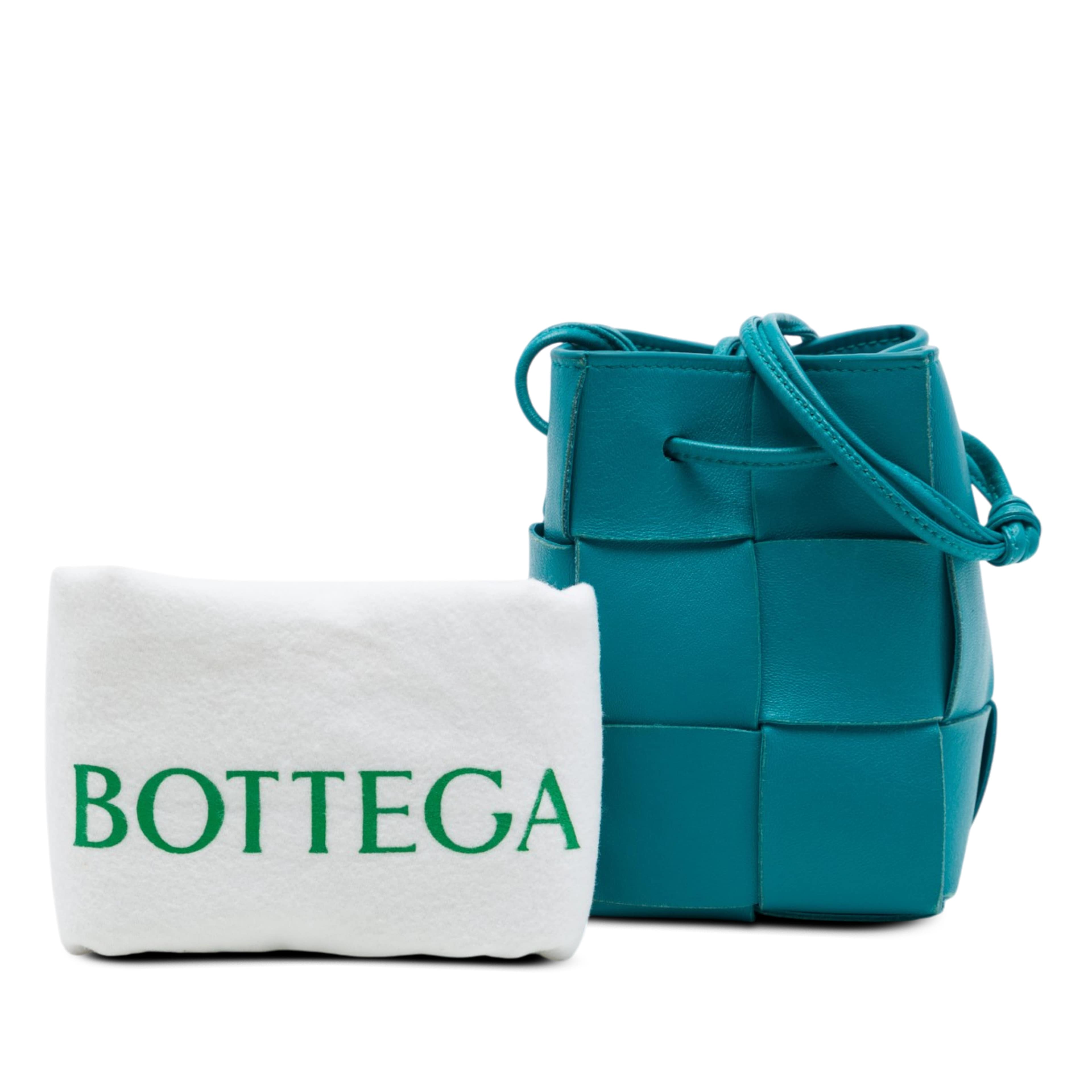 Bottega Veneta Mini Nappa Maxi Intrecciato Cassette Bucket Bag, från Luxclusif, i färgen blå. Klicka för att öppna bilden i stort format