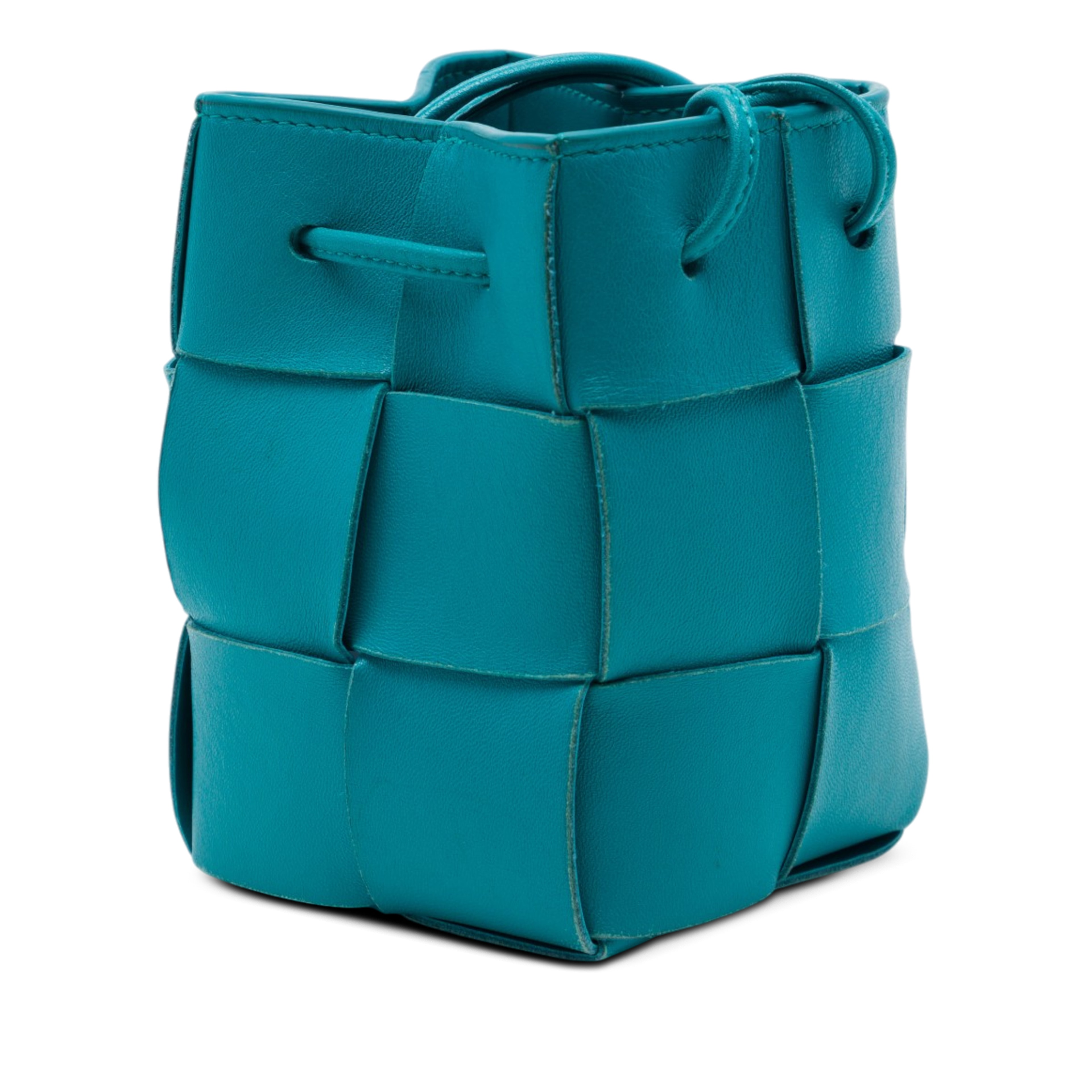 Bottega Veneta Mini Nappa Maxi Intrecciato Cassette Bucket Bag, från Luxclusif, i färgen blå. Klicka för att öppna bilden i stort format