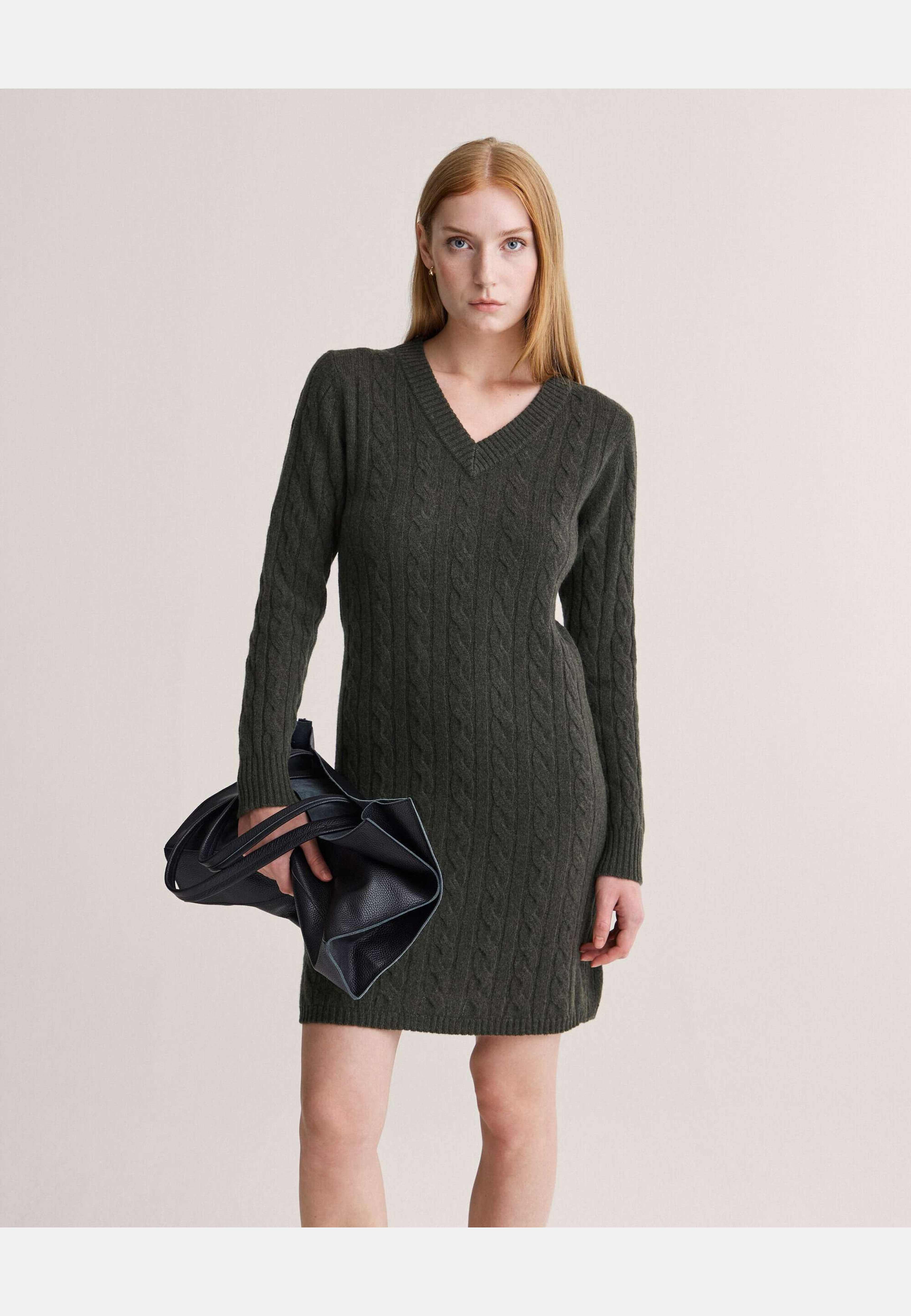 Miranda Knitted Dress, från Newhouse, i färgen olivgrön. Klicka för att öppna bilden i stort format