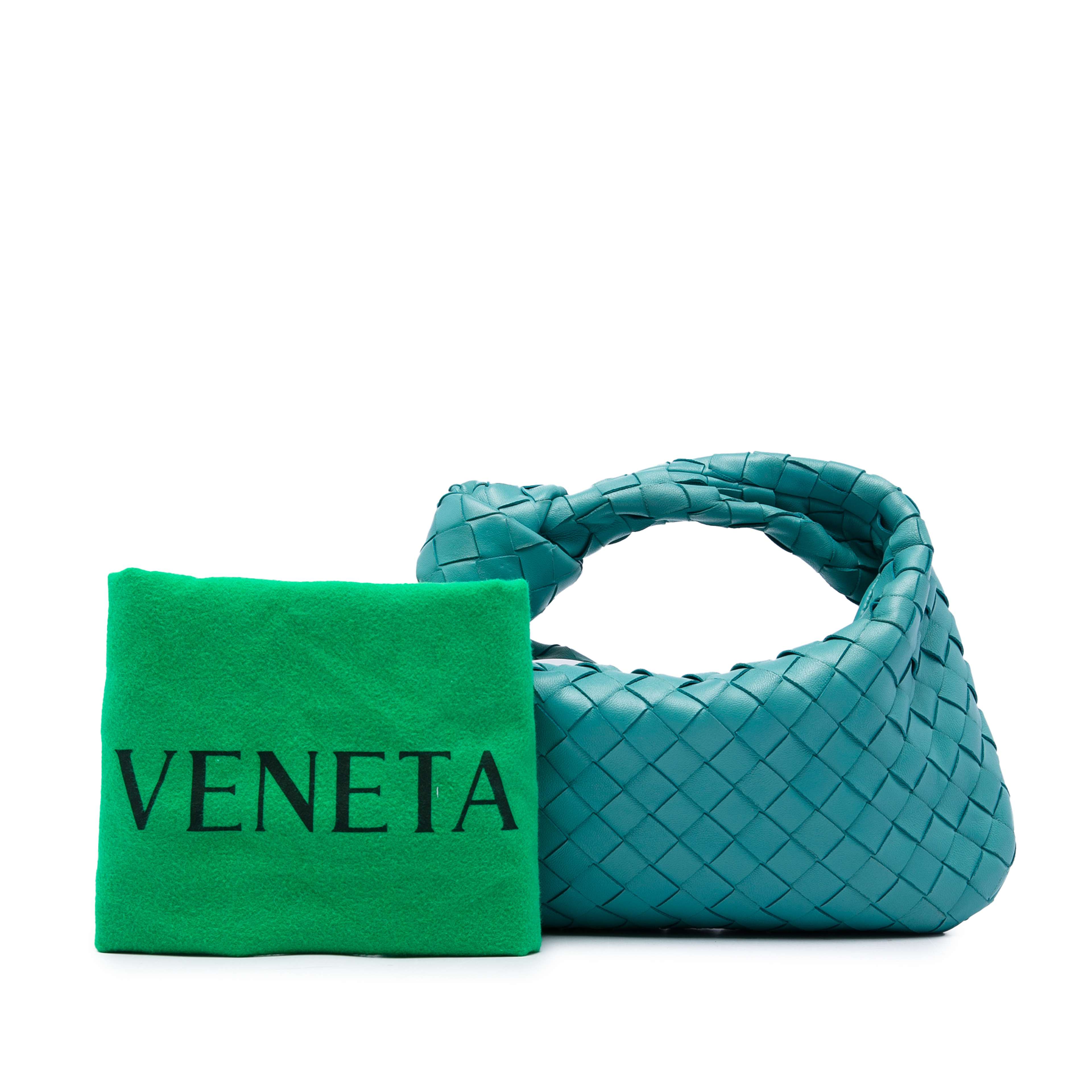 Bottega Veneta Mini Nappa Intrecciato Jodie, från Luxclusif, i färgen blå. Klicka för att öppna bilden i stort format
