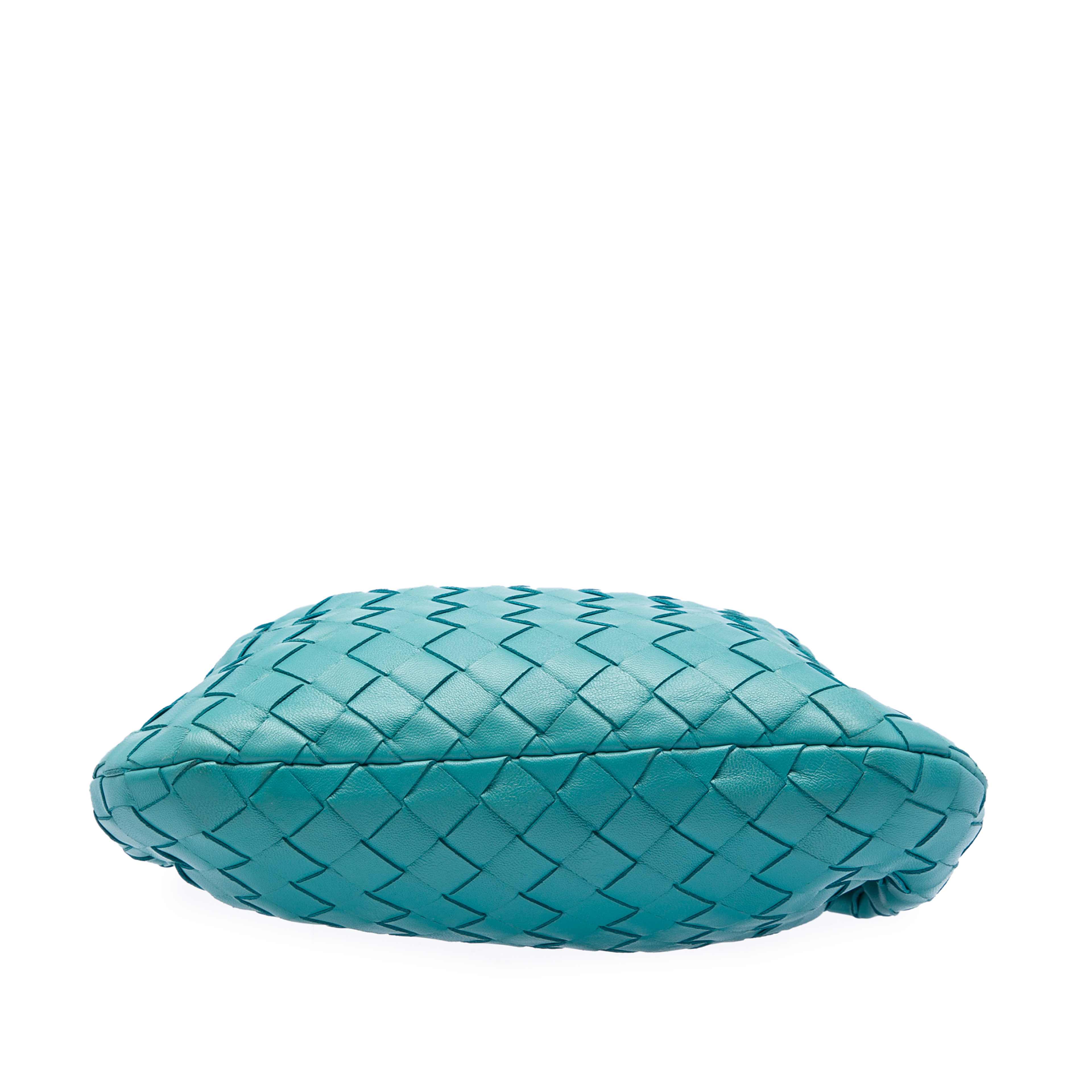 Bottega Veneta Mini Nappa Intrecciato Jodie, från Luxclusif, i färgen blå. Klicka för att öppna bilden i stort format