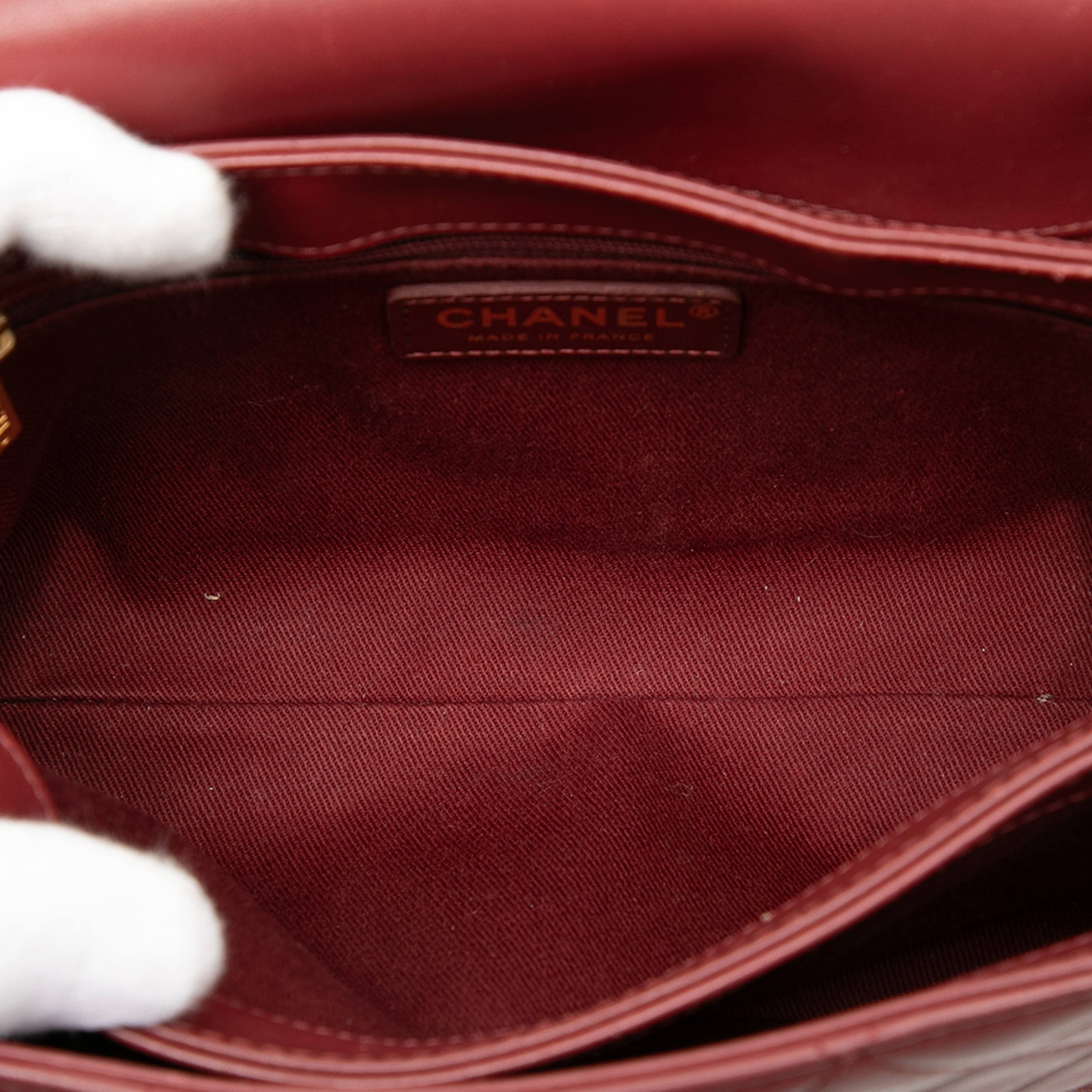 Chanel Cc Quilted Lambskin Flap, från Luxclusif, i färgen burgundy. Klicka för att öppna bilden i stort format