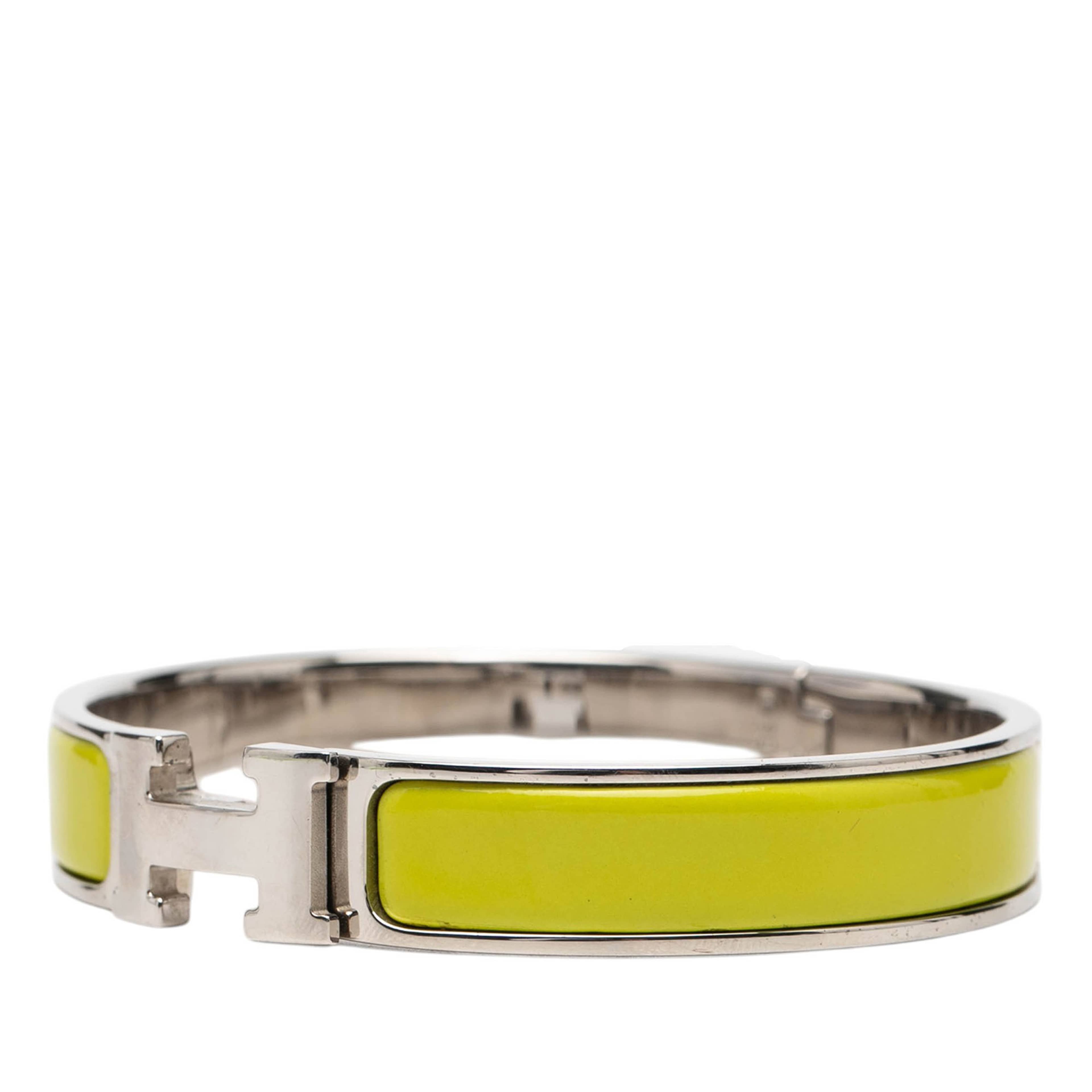 Hermès Narrow Enamel Clic H Bracelet Pm, från Luxclusif, i färgen neon yellow. Klicka för att öppna bilden i stort format