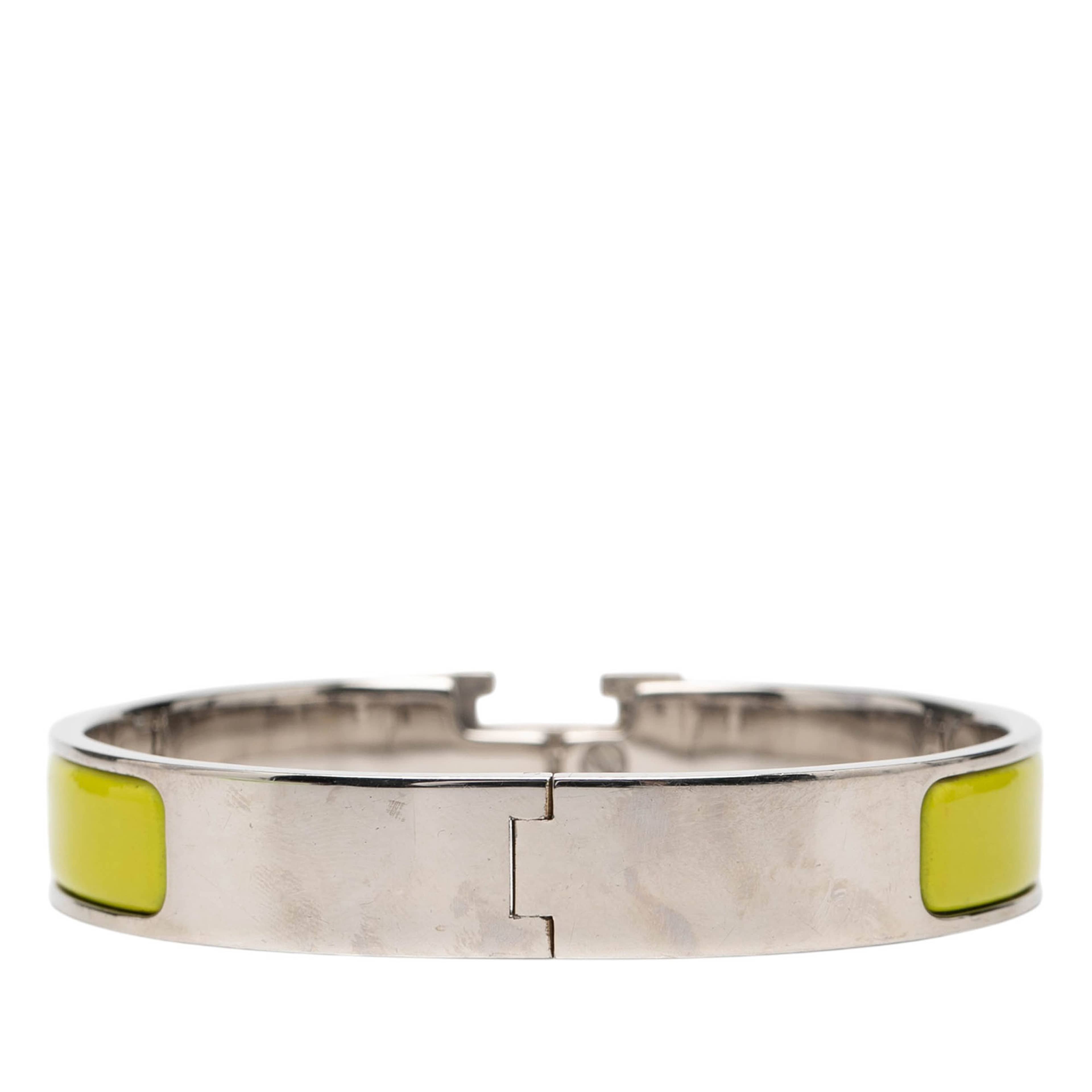 Hermès Narrow Enamel Clic H Bracelet Pm, från Luxclusif, i färgen neon yellow. Klicka för att öppna bilden i stort format