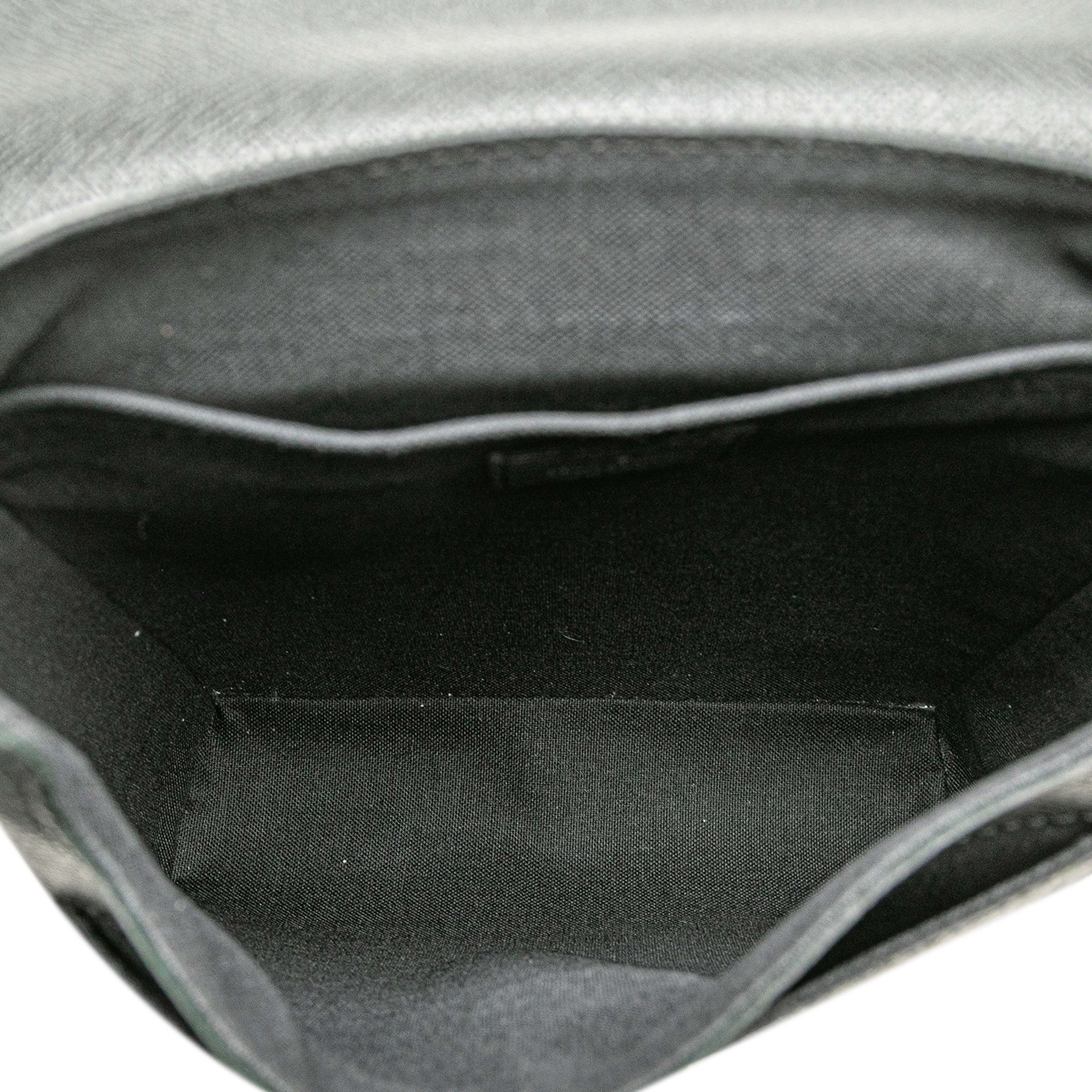 Louis Vuitton Taiga Luca, från Luxclusif, i färgen black.