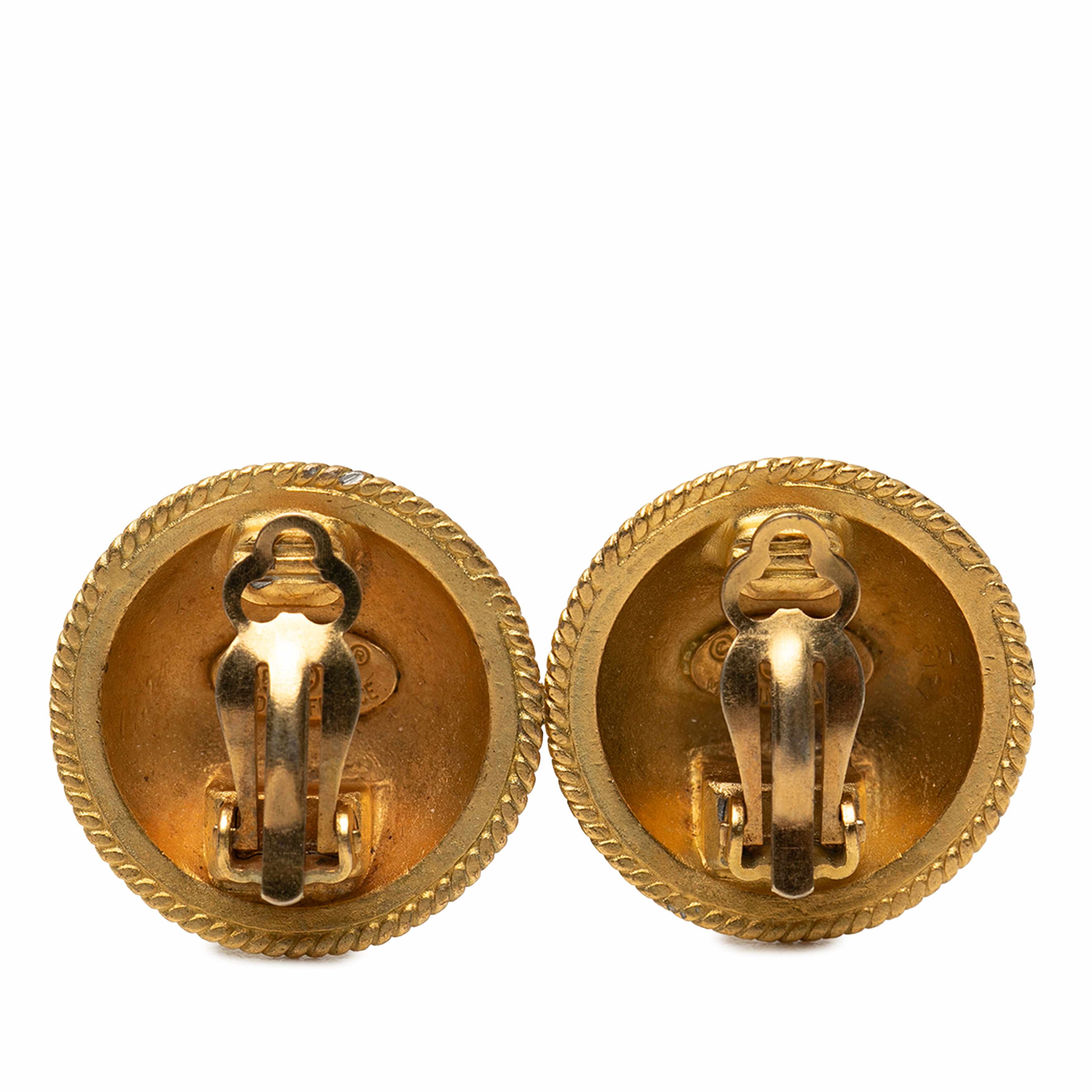 Chanel Cc Gold Plated Round Clip On Earrings, från Luxclusif, i färgen gold. Klicka för att öppna bilden i stort format