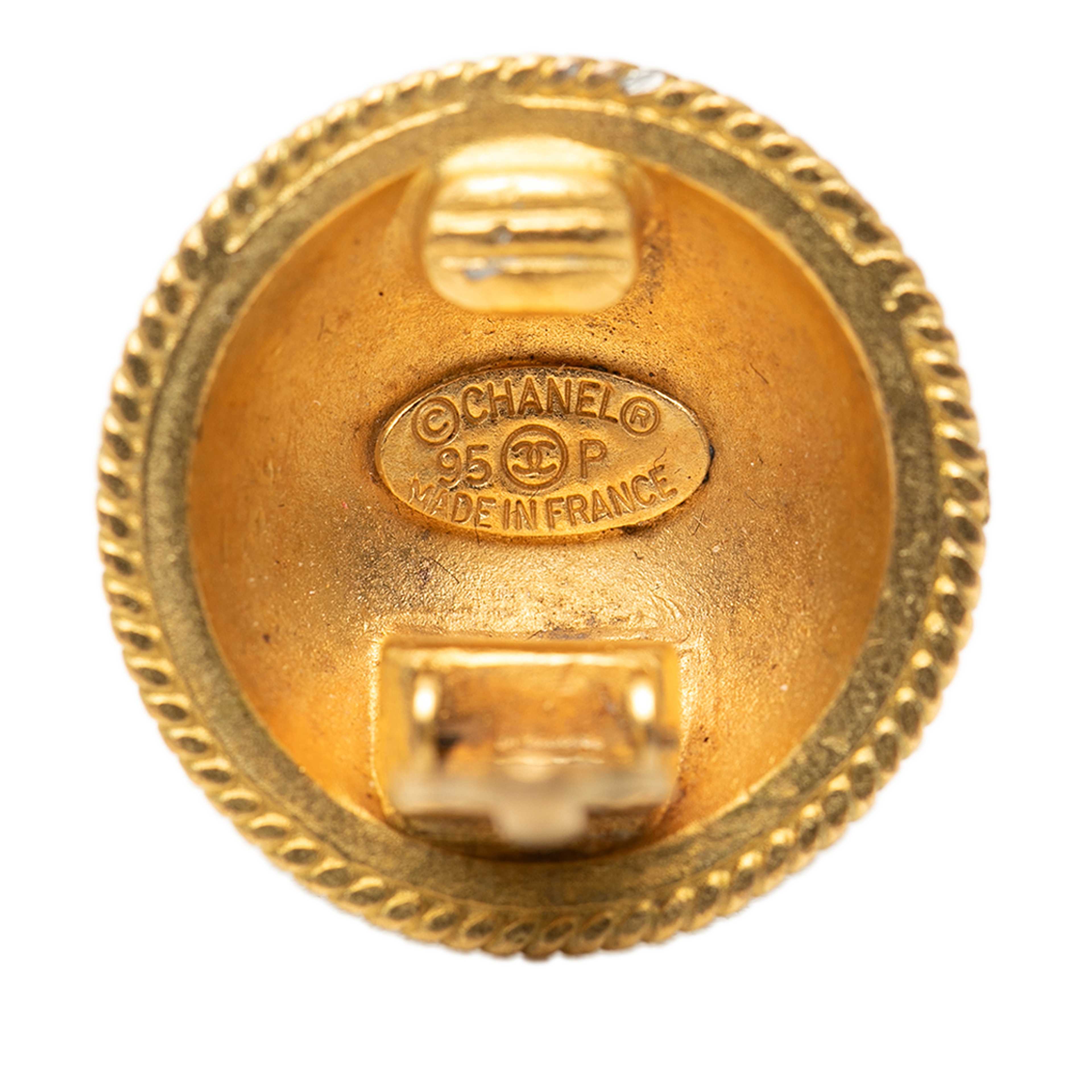 Chanel Cc Gold Plated Round Clip On Earrings, från Luxclusif, i färgen guld. Klicka för att öppna bilden i stort format
