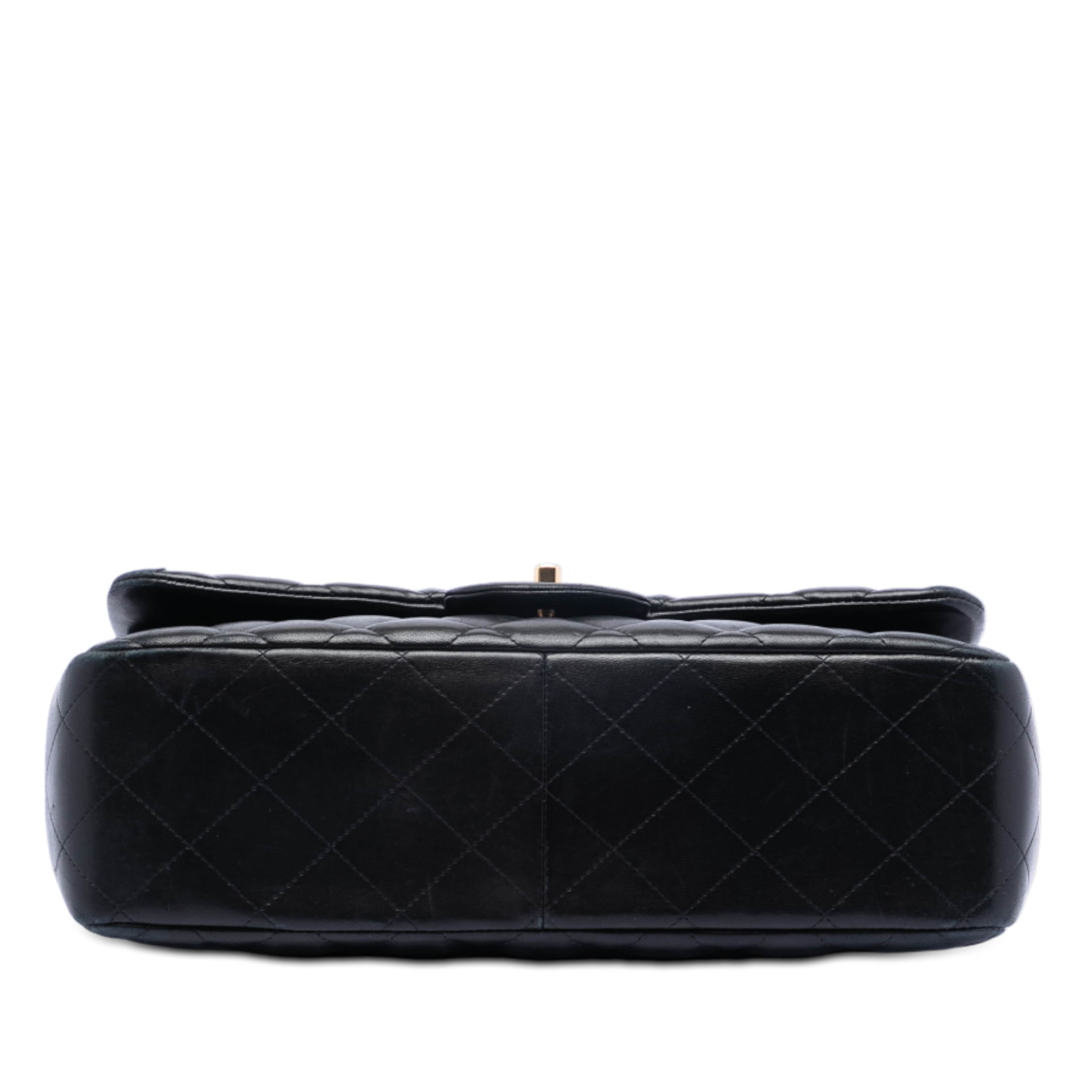 Chanel Jumbo Classic Lambskin Double Flap, från Luxclusif, i färgen black. Klicka för att öppna bilden i stort format