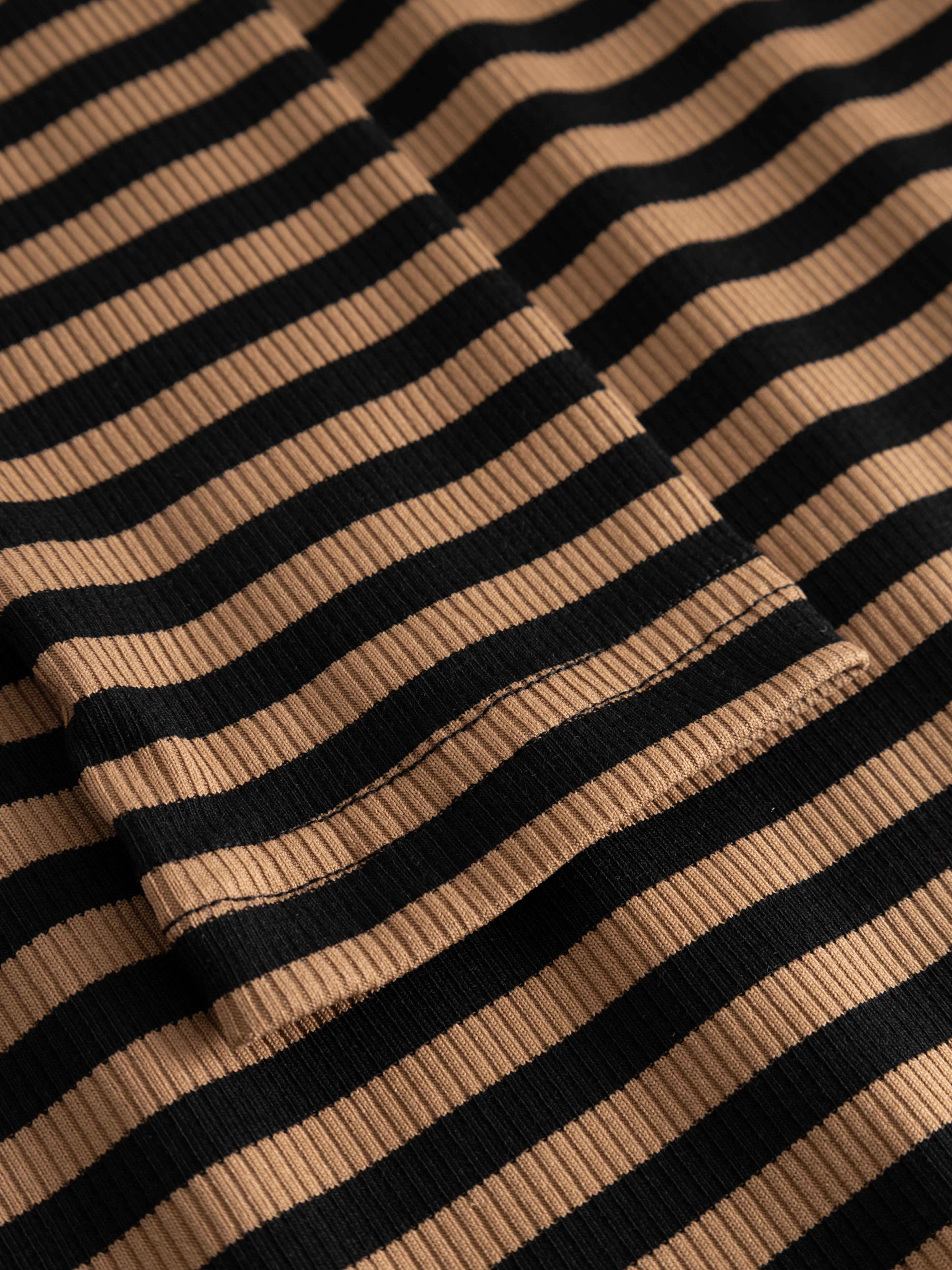 Luana Top - Dark Sand Black Stripe, från Noella, i färgen dark sand black stripe. Klicka för att öppna bilden i stort format