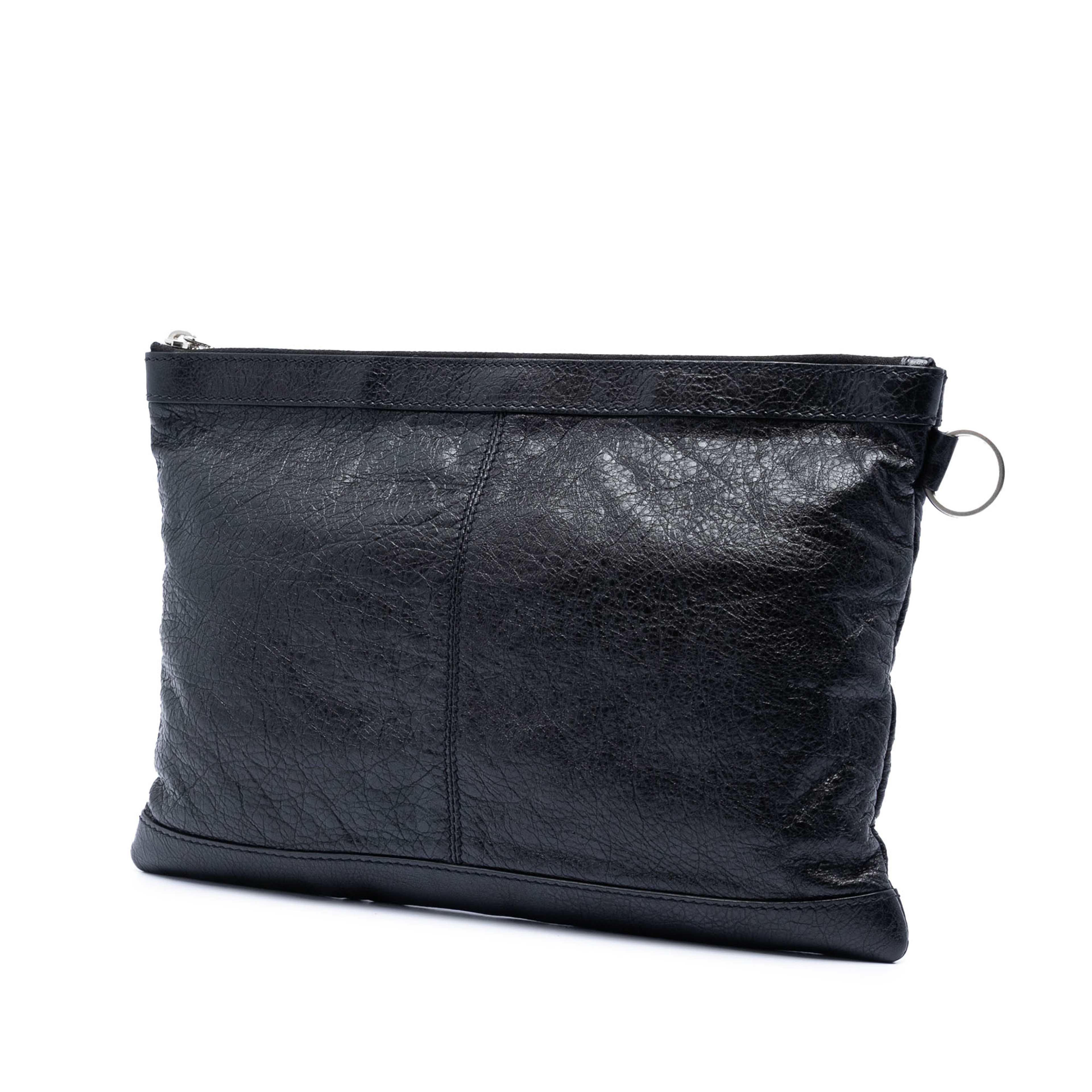 Balenciaga Lambskin Motocross Classic Clip M Clutch, från Luxclusif, i färgen svart. Klicka för att öppna bilden i stort format