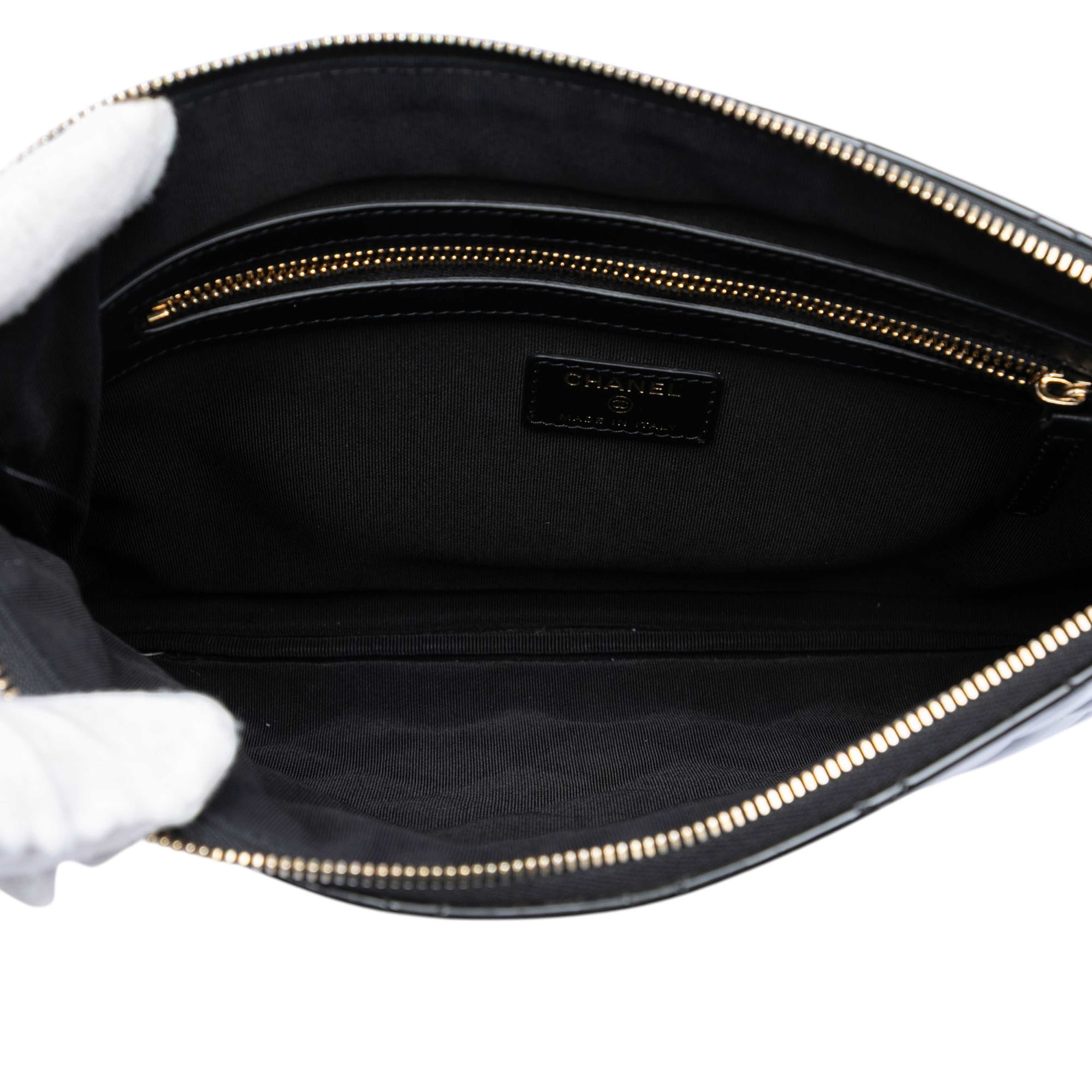 Chanel Medium Quilted Patent O Case Clutch, från Luxclusif, i färgen black. Klicka för att öppna bilden i stort format