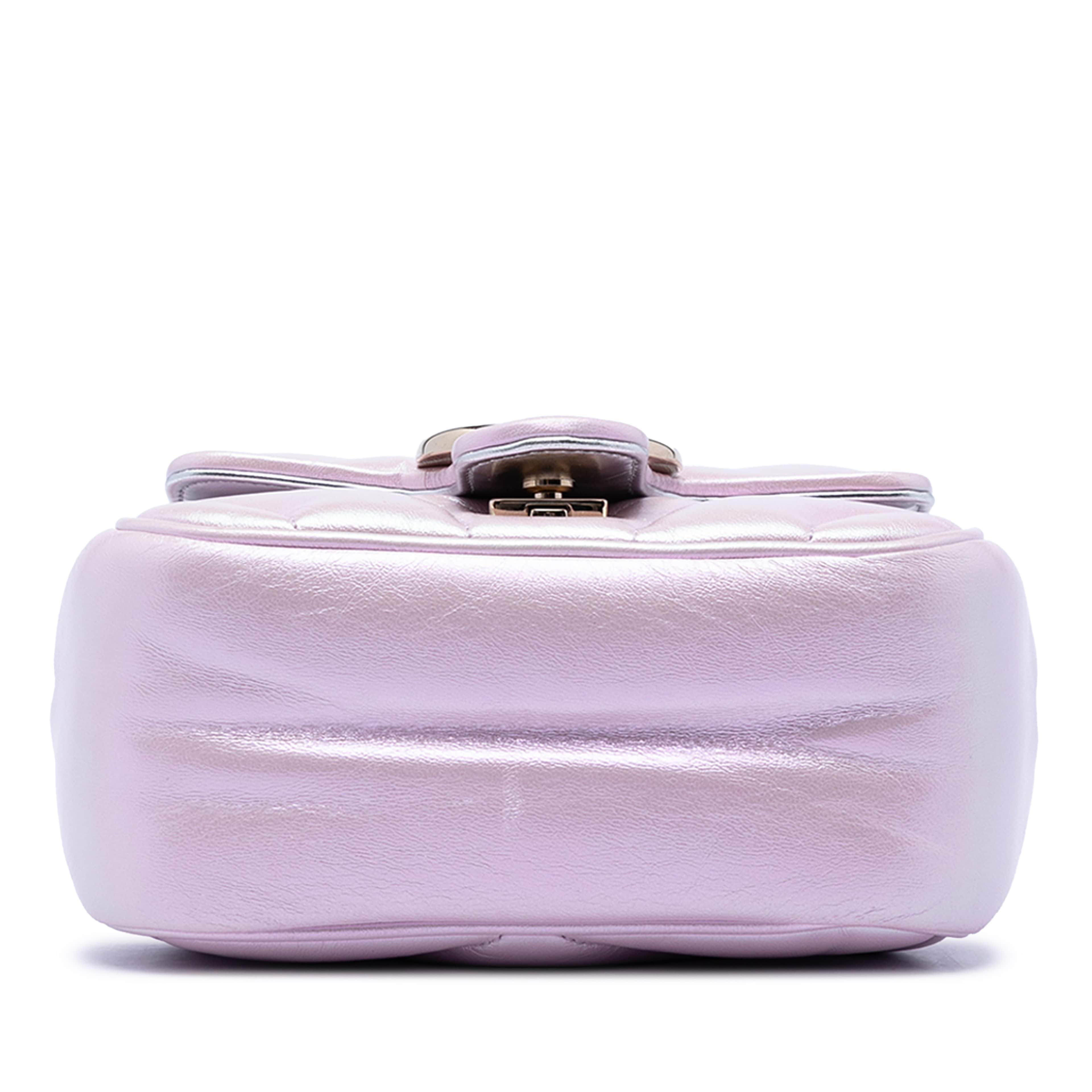 Gucci Mini Gg Marmont Matelasse Iridescent Calfskin Flap Crossbody, från Luxclusif, i färgen purpur. Klicka för att öppna bilden i stort format