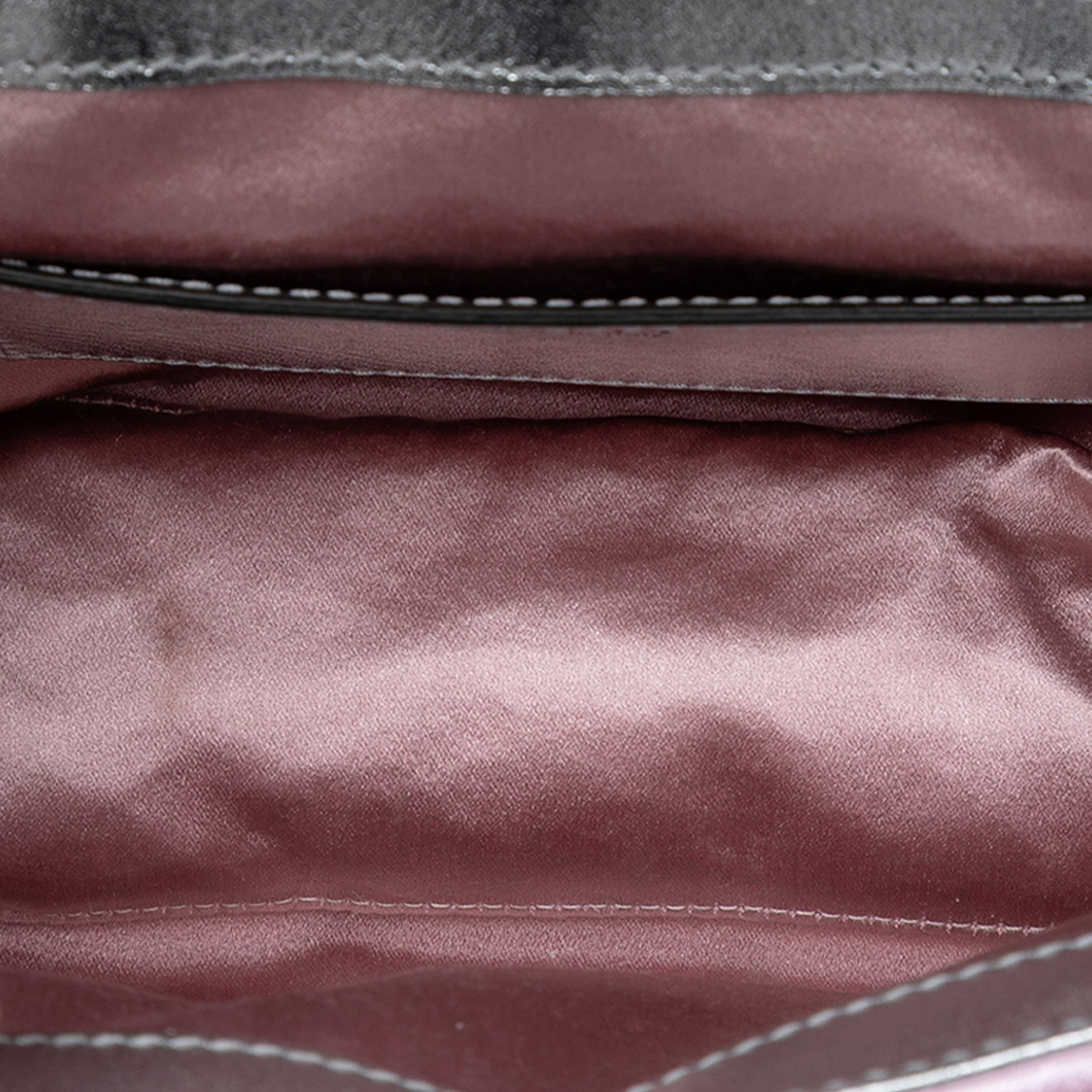 Gucci Mini Gg Marmont Matelasse Iridescent Calfskin Flap Crossbody, från Luxclusif, i färgen light purple. Klicka för att öppna bilden i stort format