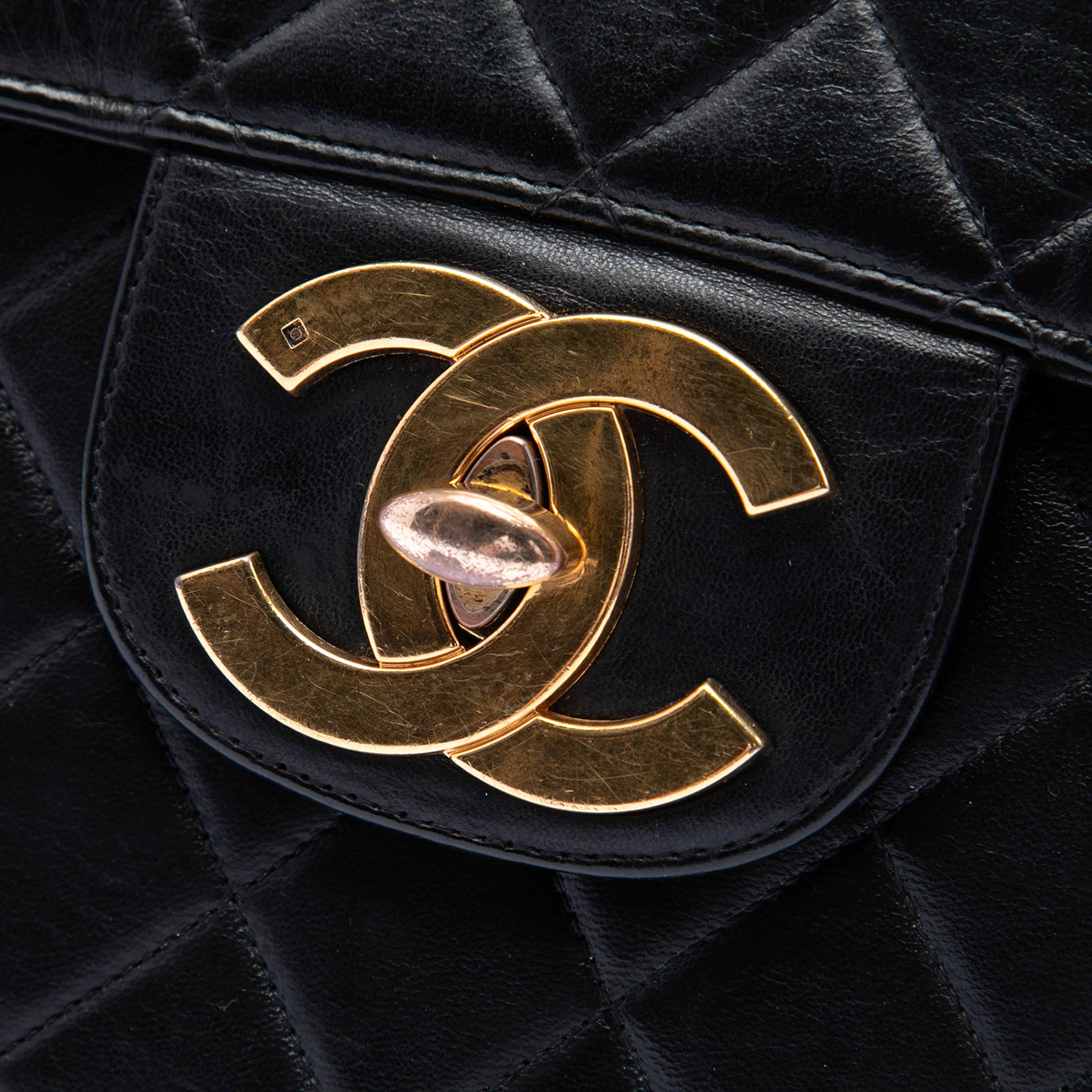 Chanel Jumbo Xl Classic Lambskin Single Flap, från Luxclusif, i färgen black. Klicka för att öppna bilden i stort format